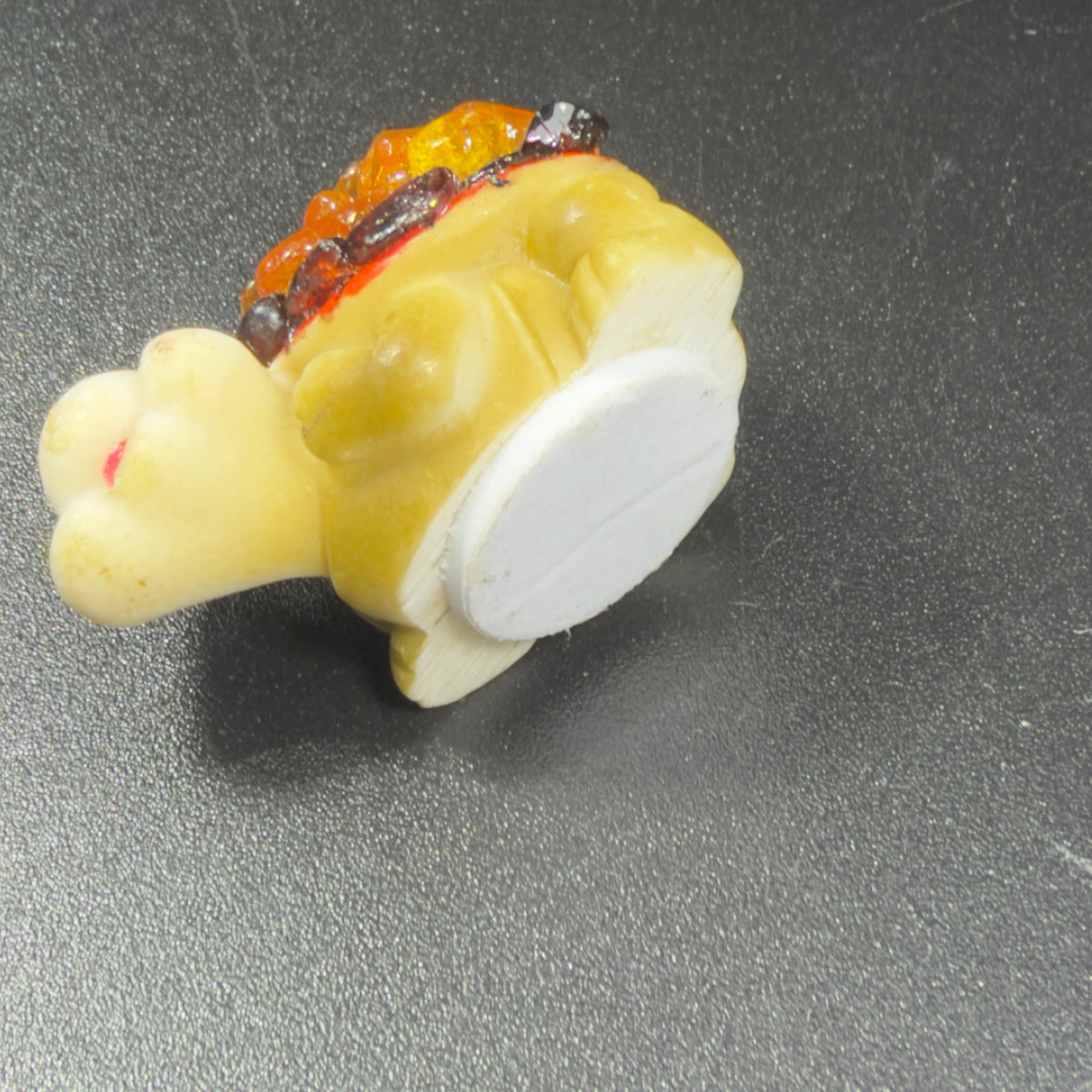 Underside of the KIZIMA® ceramic mini turtle figurine with Baltic amber shell
