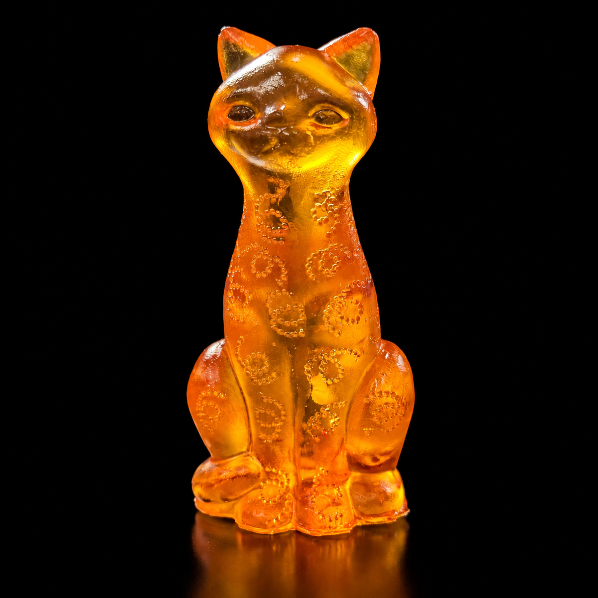 Made in USA Natural Baltic Amber sitting cat figurine by KIZIMA®, 9 cm orange-gold cat with dotted paisley pattern, black studio background