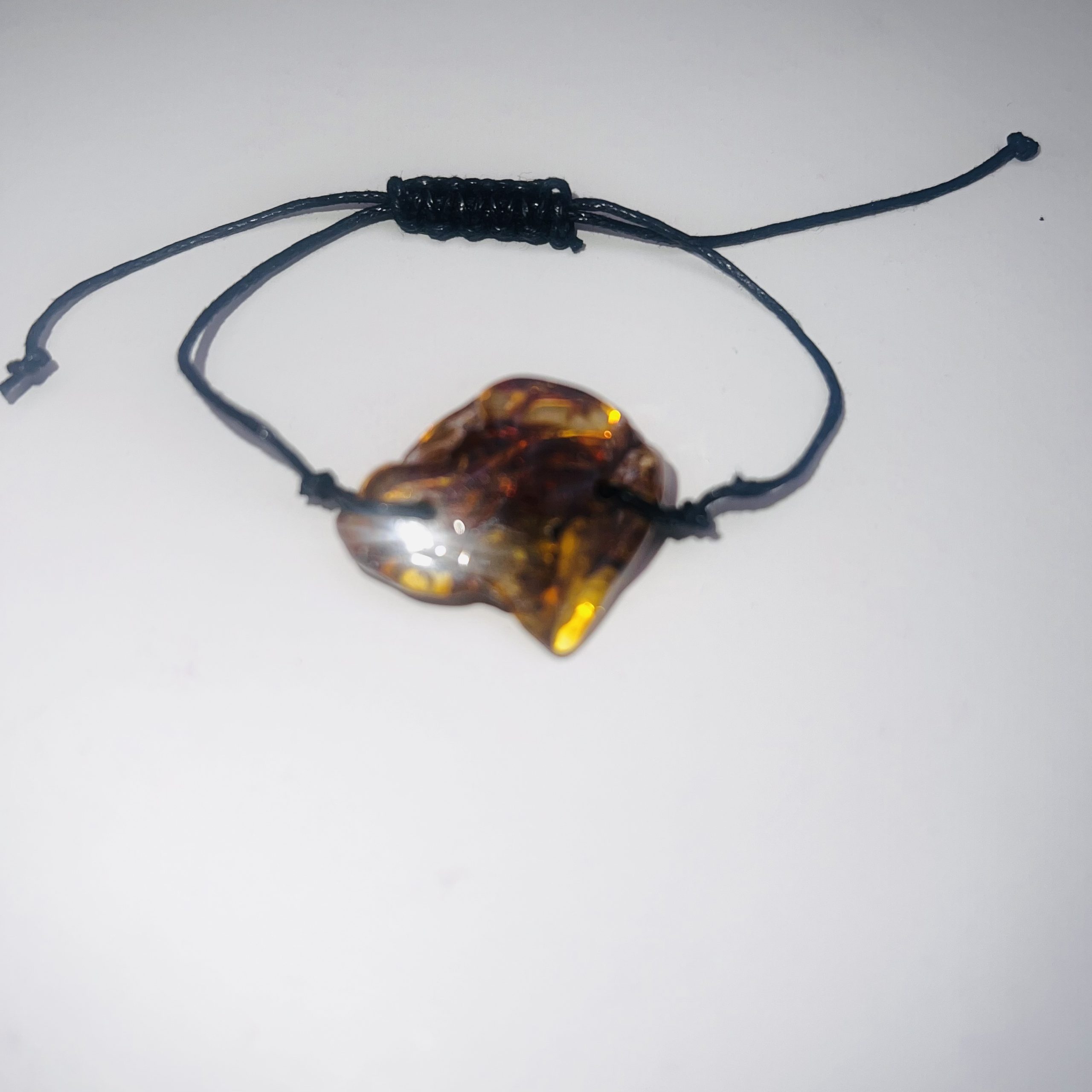 Bracelet fait main aux USA sur cordon noir avec pierre naturelle d'ambre ajustable KIZIMA