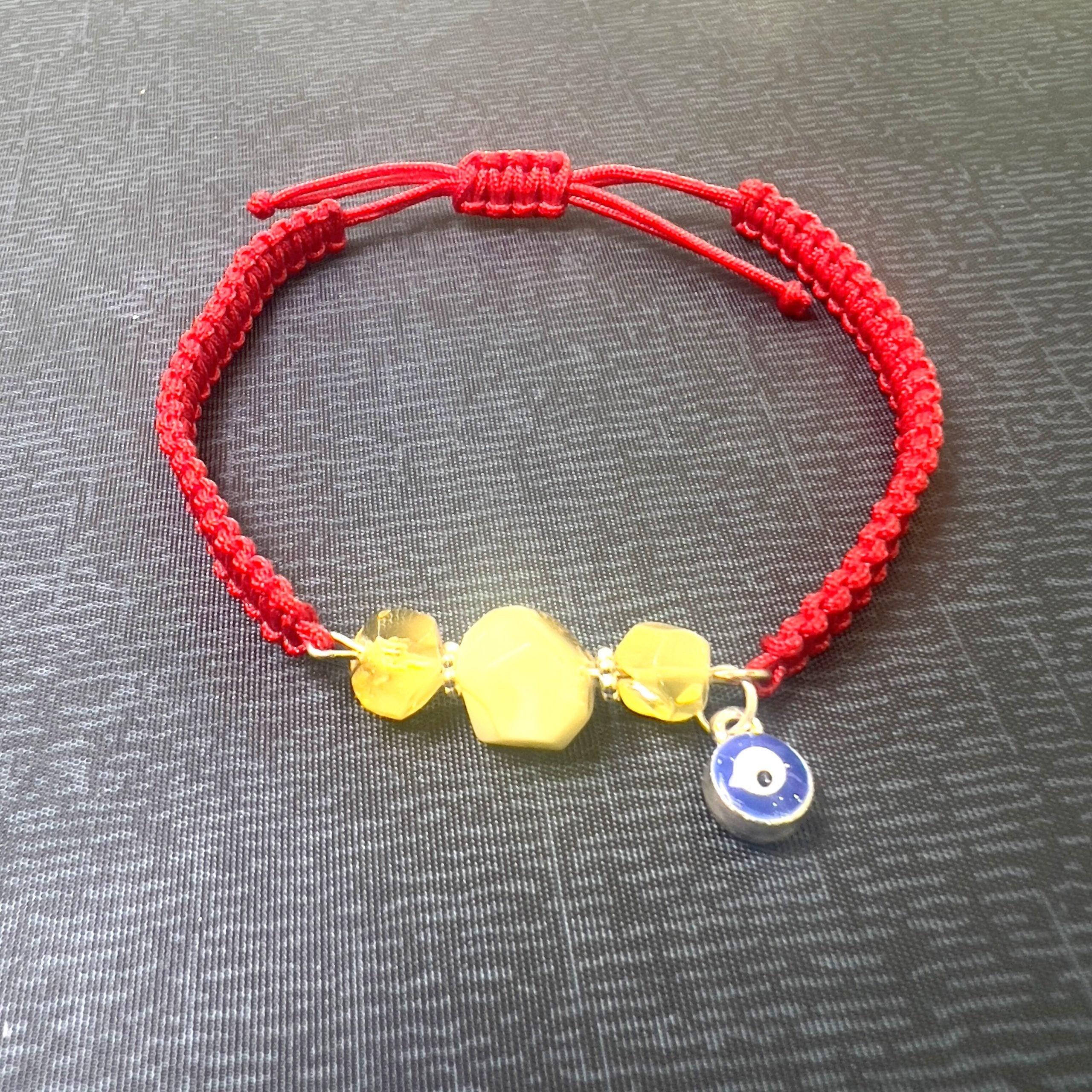 Bracelet en ambre de la Baltique fait main aux États-Unis avec pendentif KIZIMA