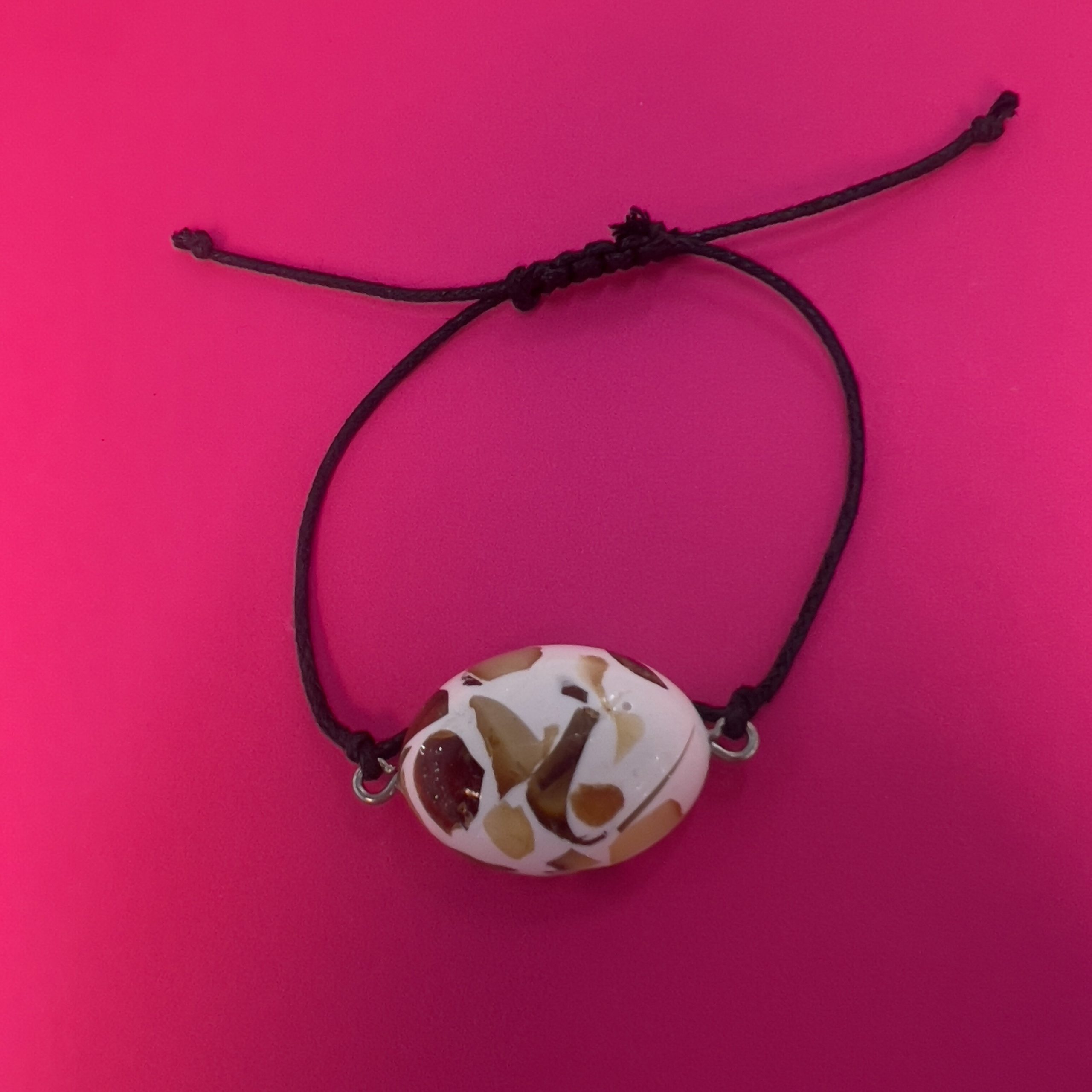 Bracelet FAIT MAIN USA sur fil noir avec Amber KIZIMA