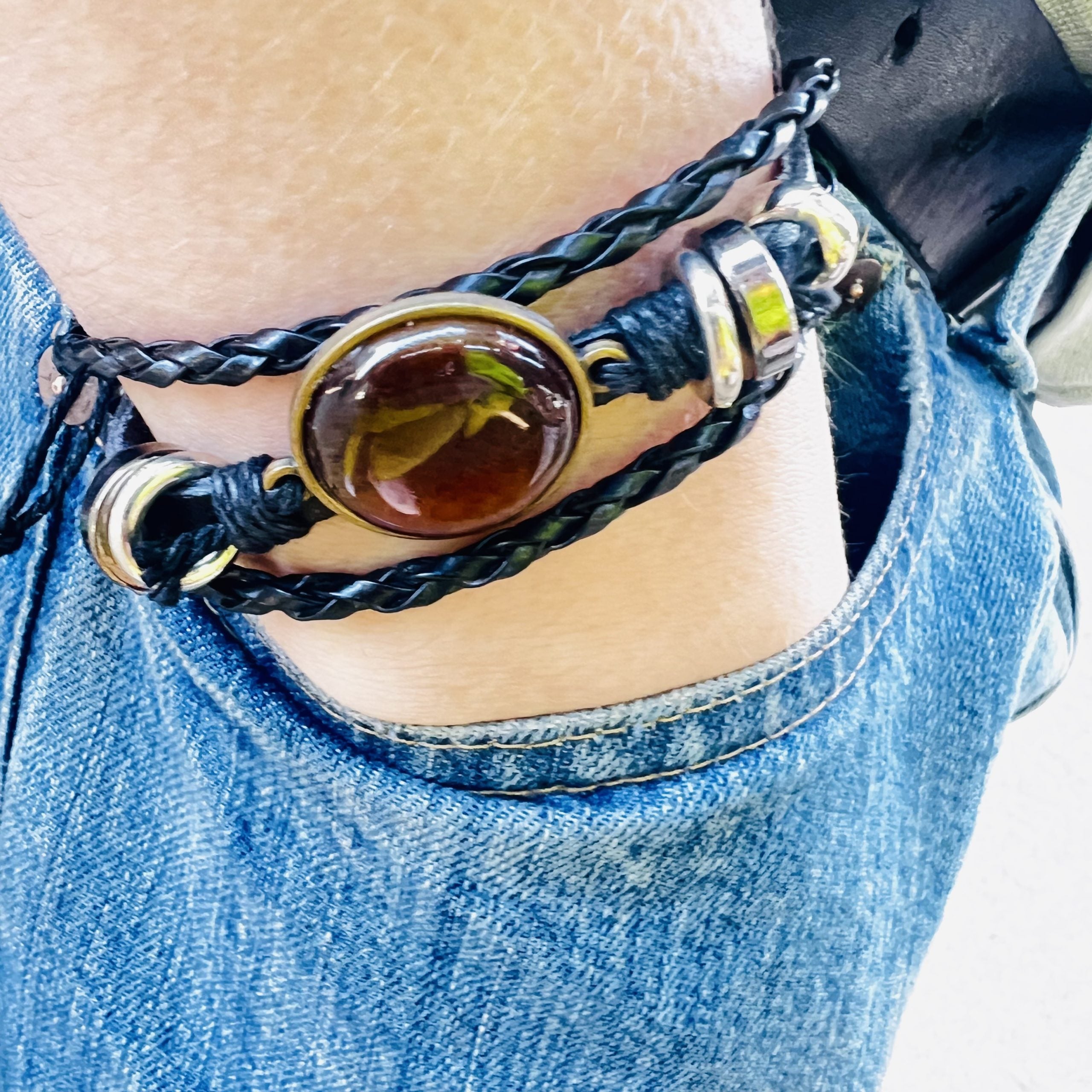 Bracelet homme FAIT MAIN aux États-Unis, en ambre naturel sur une base en cuir KIZIMA