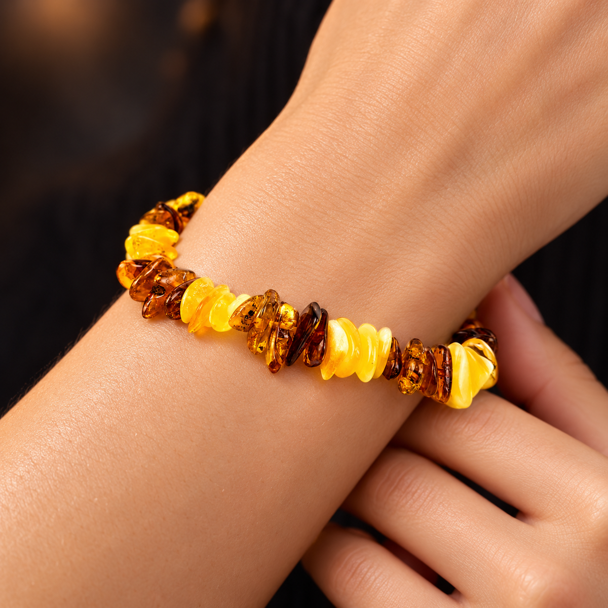 KIZIMA 3K0057q4.80NR17.1 lemon-yellow and cognac amber chip elastic bracelet worn on an adult woman's wrist