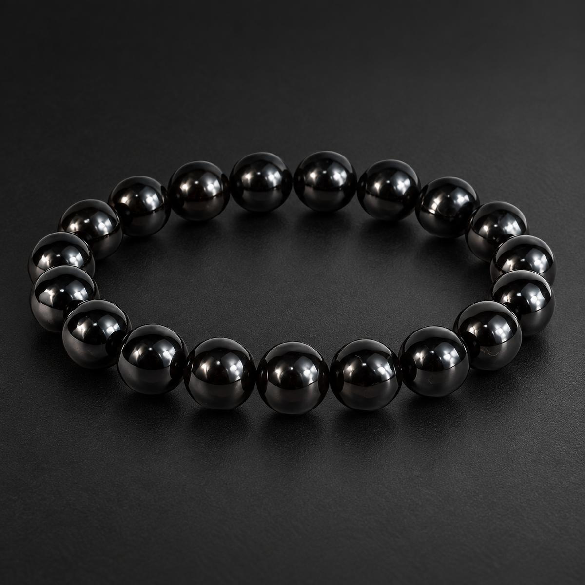 KIZIMA 3KZ0390q13.1 nineteen-bead black amber elastic bracelet on a black studio background