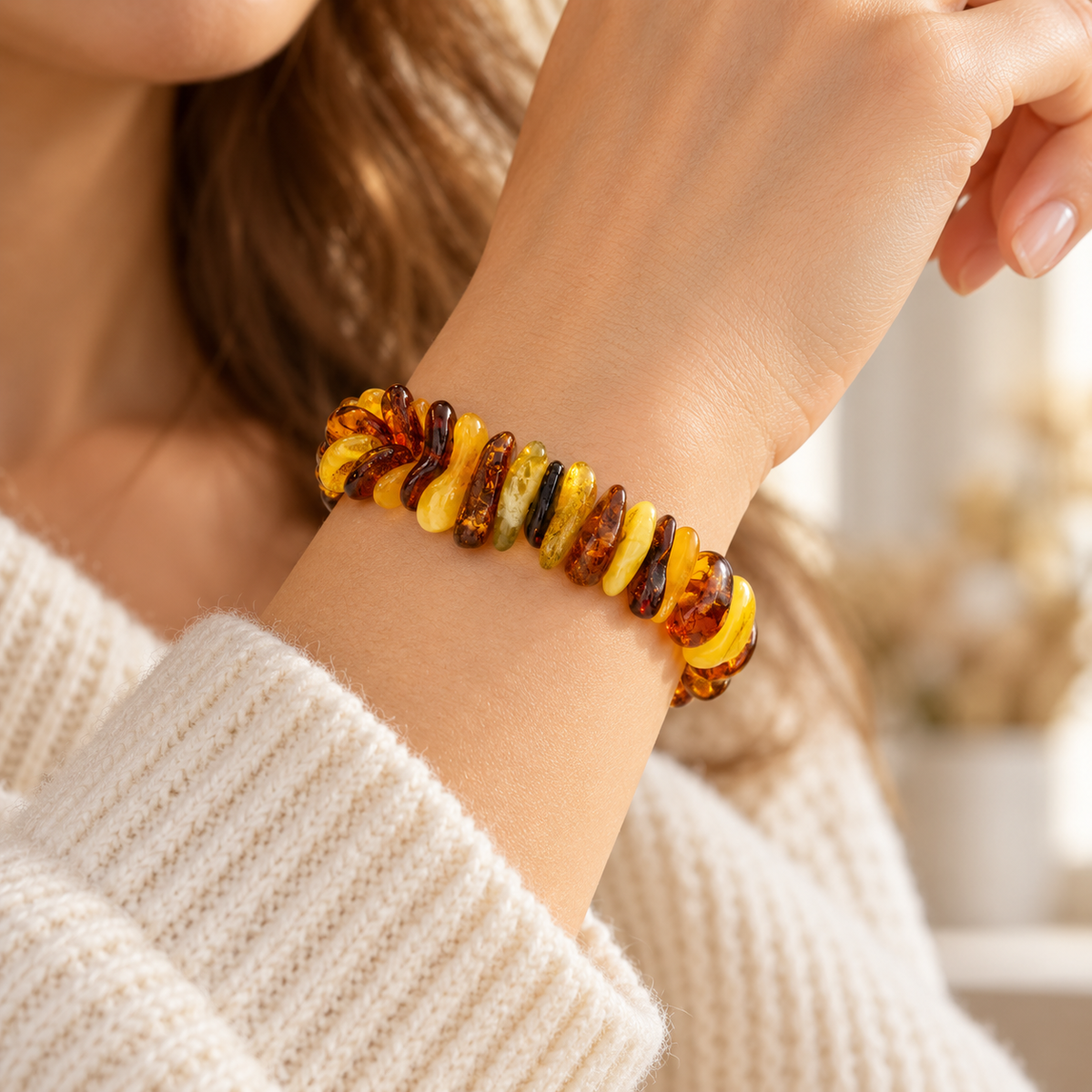 KIZIMA 3N0075q6.15.1 mixed-tone amber pebble bracelet worn on a woman's wrist