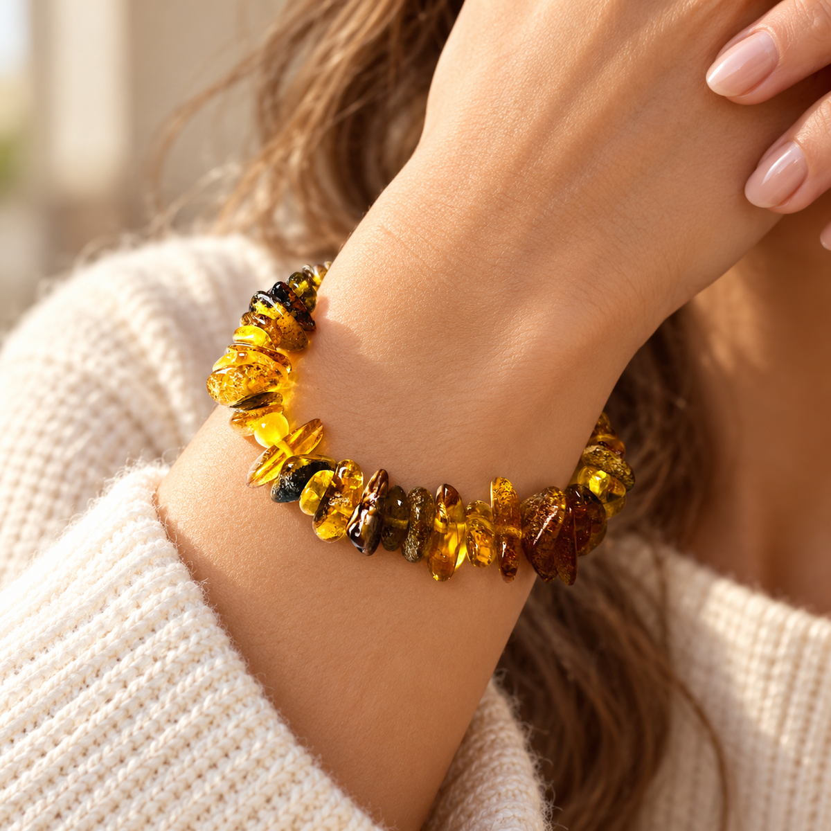 Irregular amber chips of KIZIMA 3N0200q14.80 bracelet worn on a woman's wrist