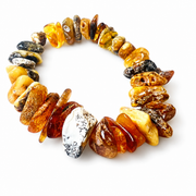 KIZIMA 3N0200q20.40 multicolored amber chip bracelet isolated against pure white