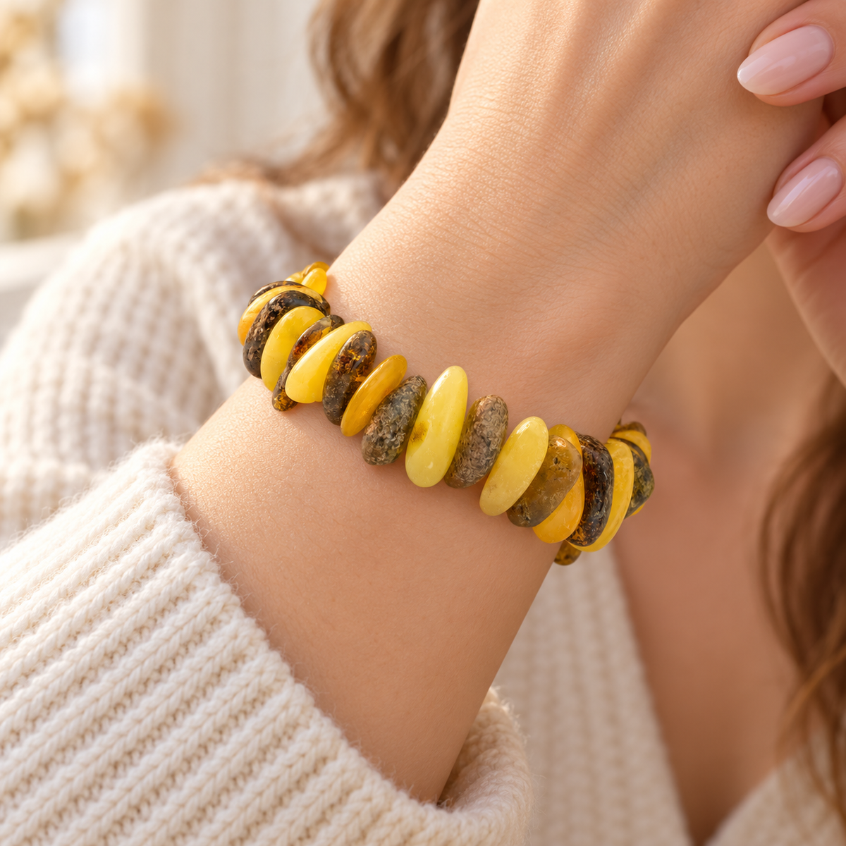 KIZIMA 3N0250q17.31 yellow and dark amber chip bracelet worn on a woman's wrist