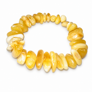 KIZIMA 3N0250q22.6 cream and yellow amber pebble bracelet isolated against pure white