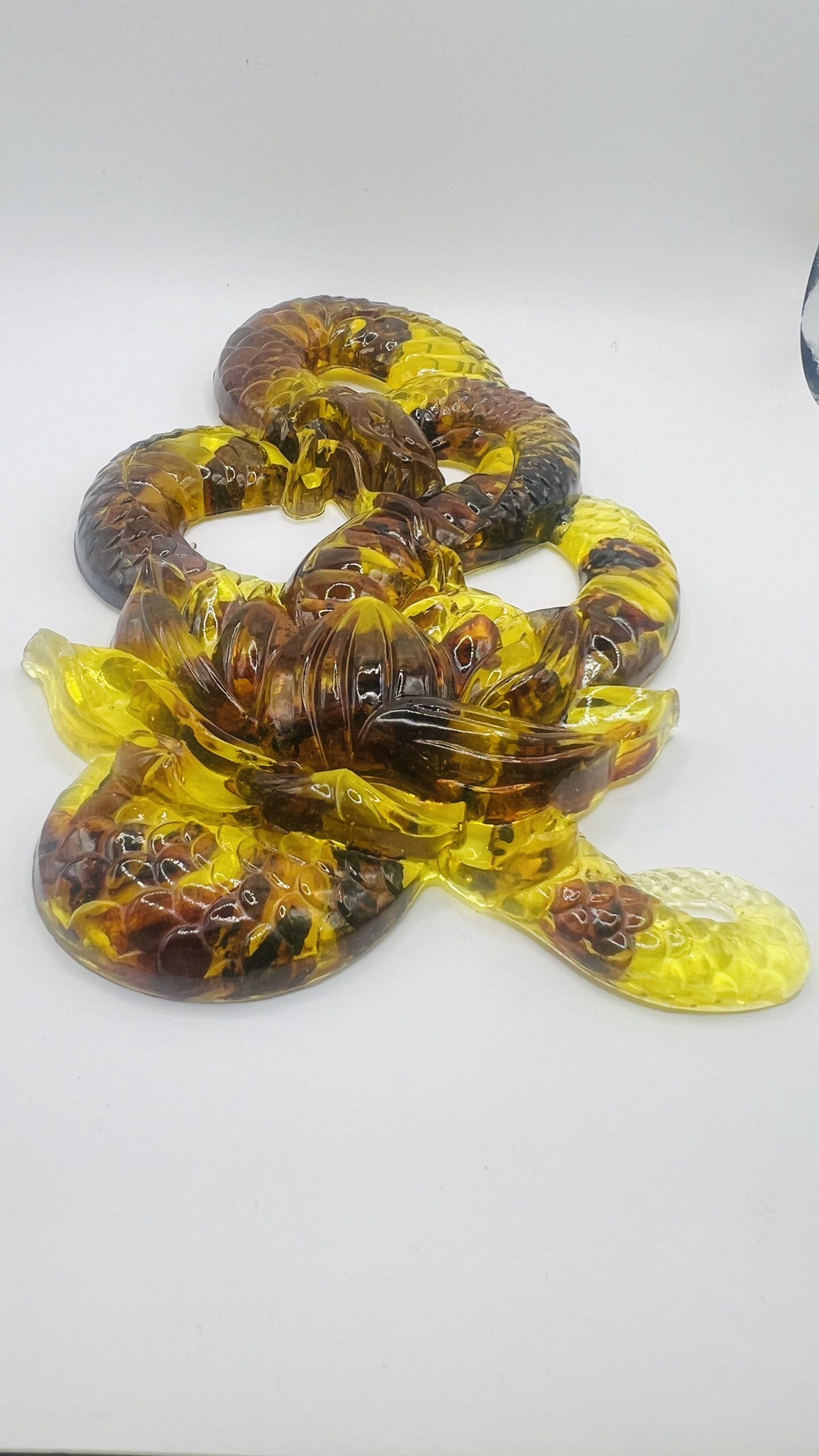 Serpent ambre et lys – Décoration d'Halloween artisanale en ambre de la Baltique