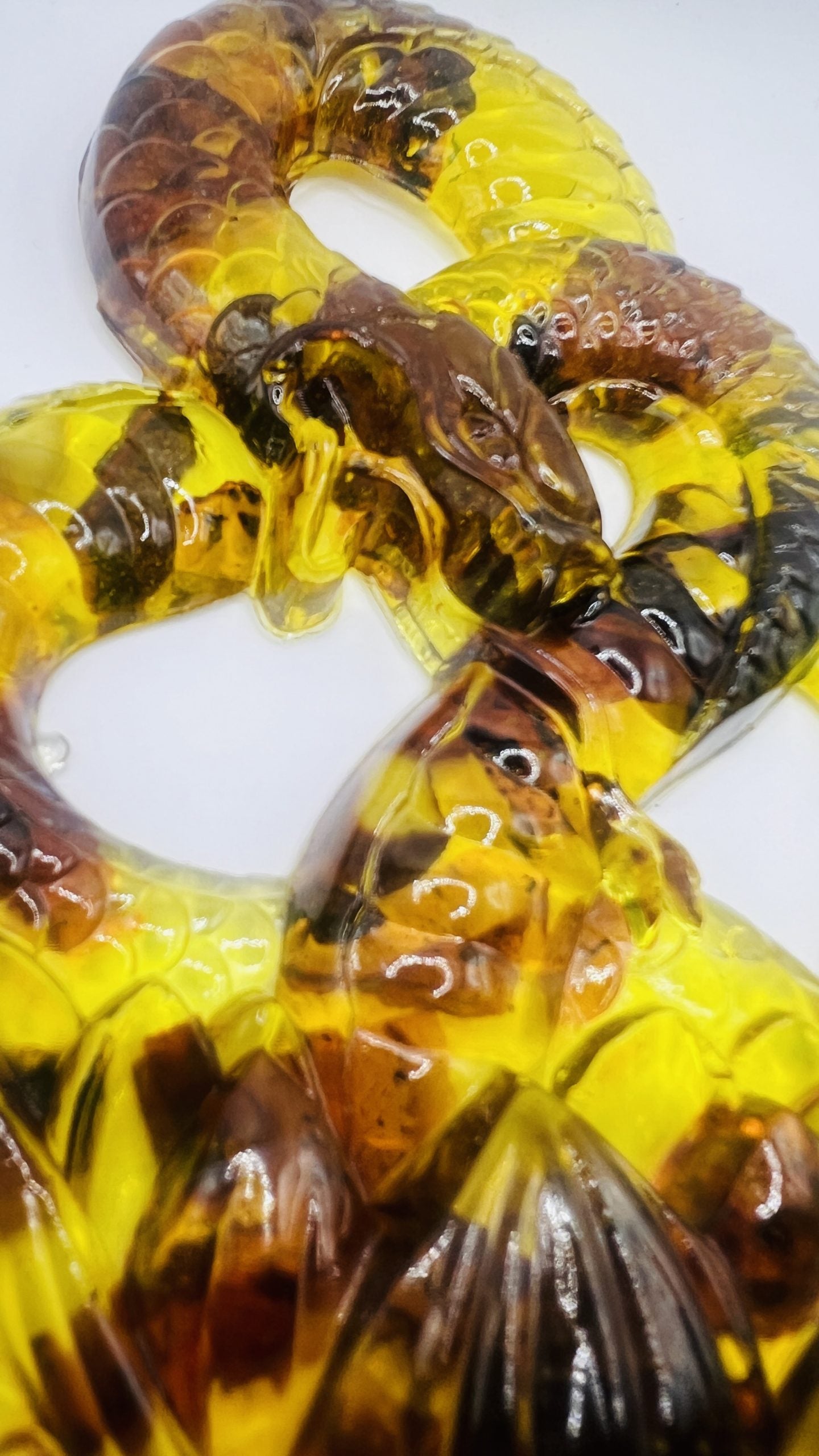 Serpent ambre et lys – Décoration d'Halloween artisanale en ambre de la Baltique
