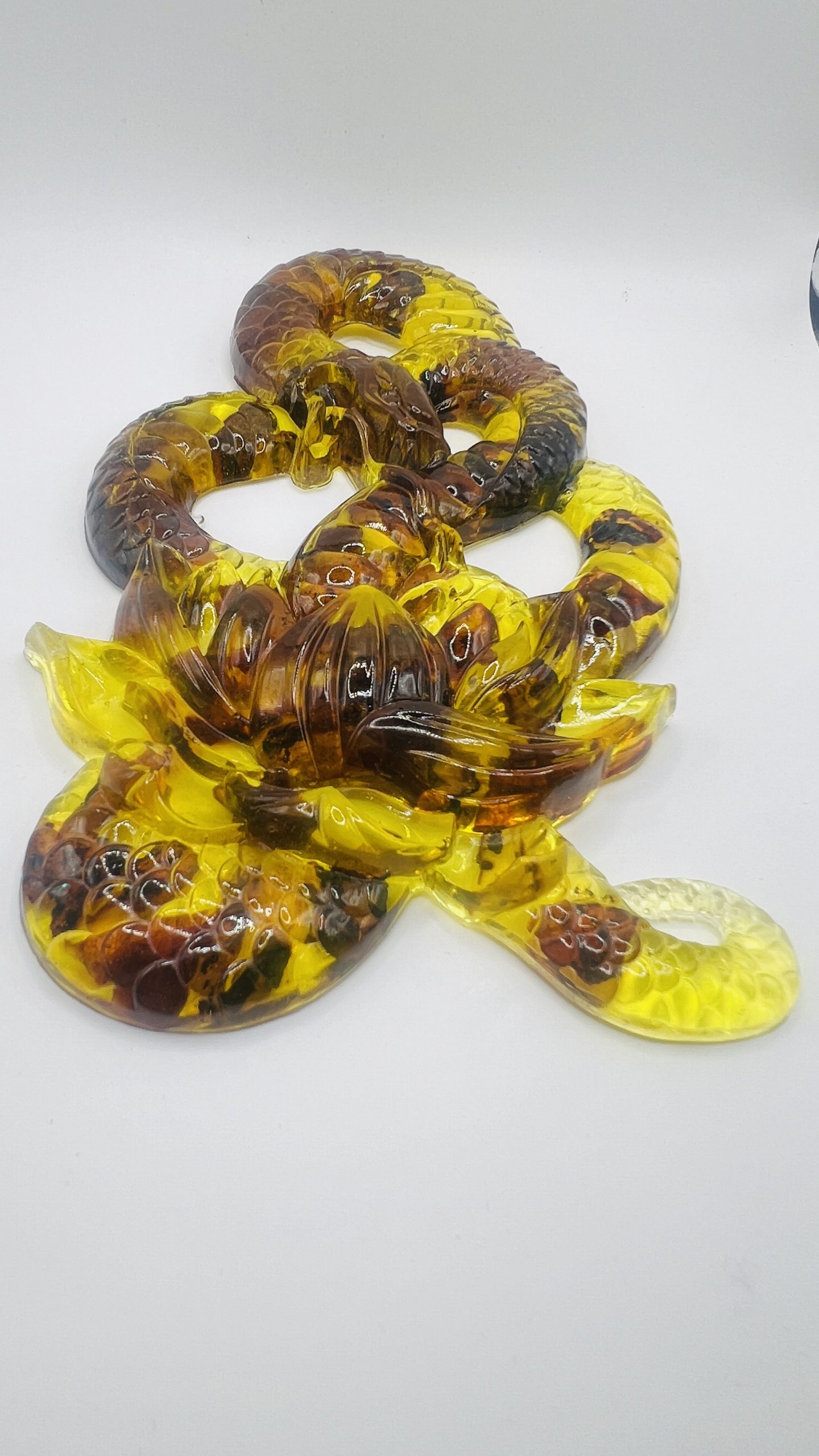 Serpent ambre et lys – Décoration d'Halloween artisanale en ambre de la Baltique