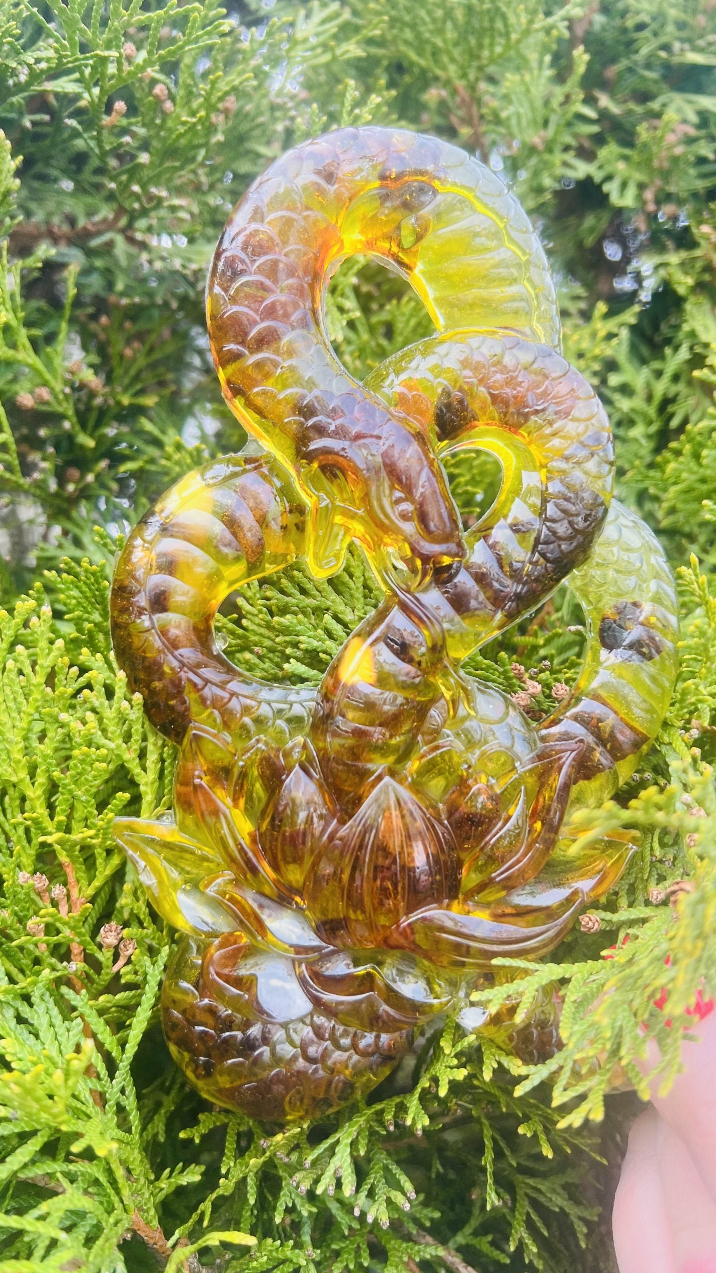 Serpent ambre et lys – Décoration d'Halloween artisanale en ambre de la Baltique