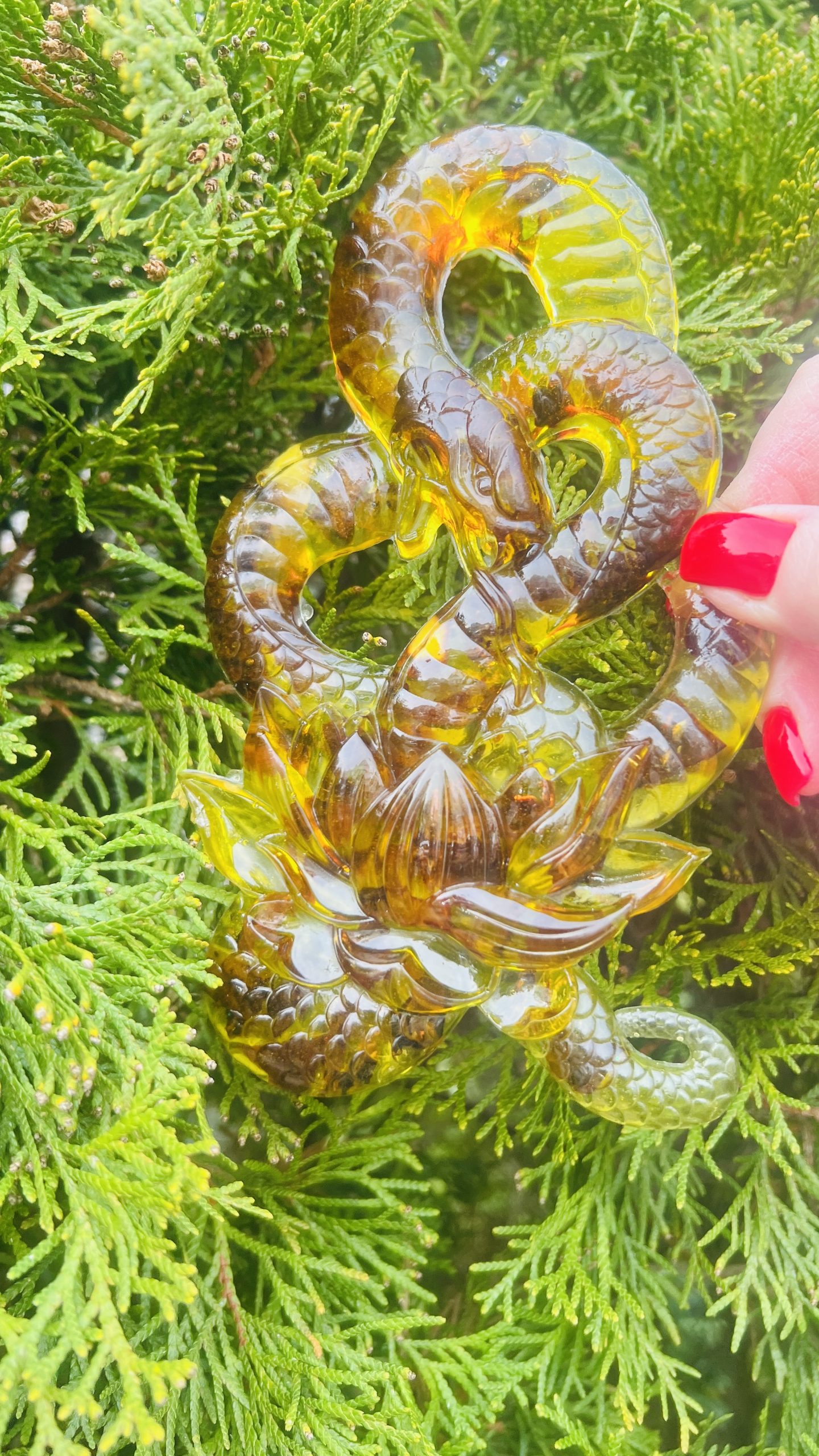 Serpent ambre et lys – Décoration d'Halloween artisanale en ambre de la Baltique