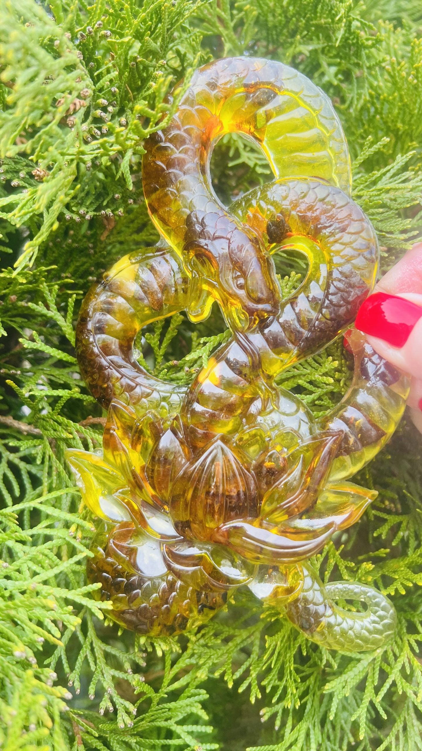 Serpent ambre et lys – Décoration d'Halloween artisanale en ambre de la Baltique