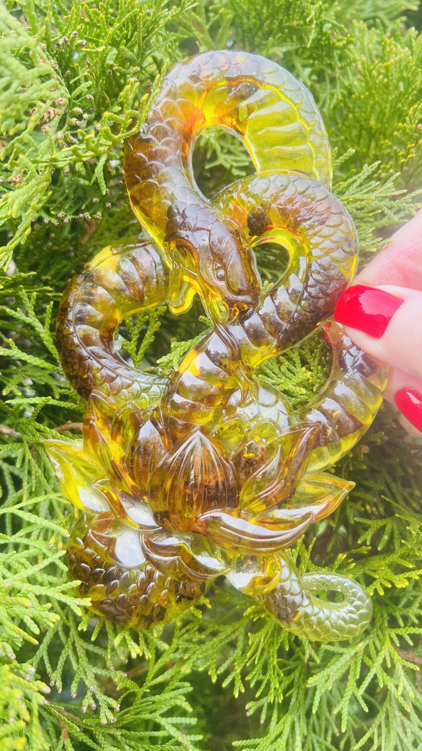 Serpent ambre et lys – Décoration d'Halloween artisanale en ambre de la Baltique