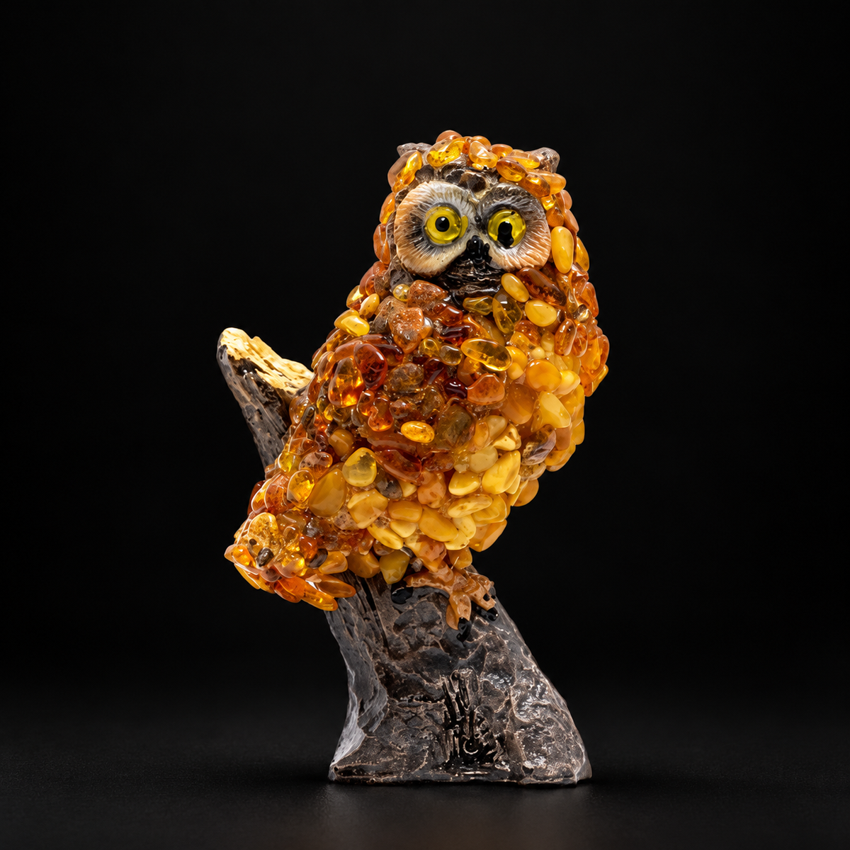 KIZIMA 5598742O amber owl figurine, complete product on a black studio background.
