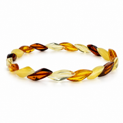 KIZIMA 5598877.1 nineteen-leaf multicolor Baltic amber bracelet on a pure white background.