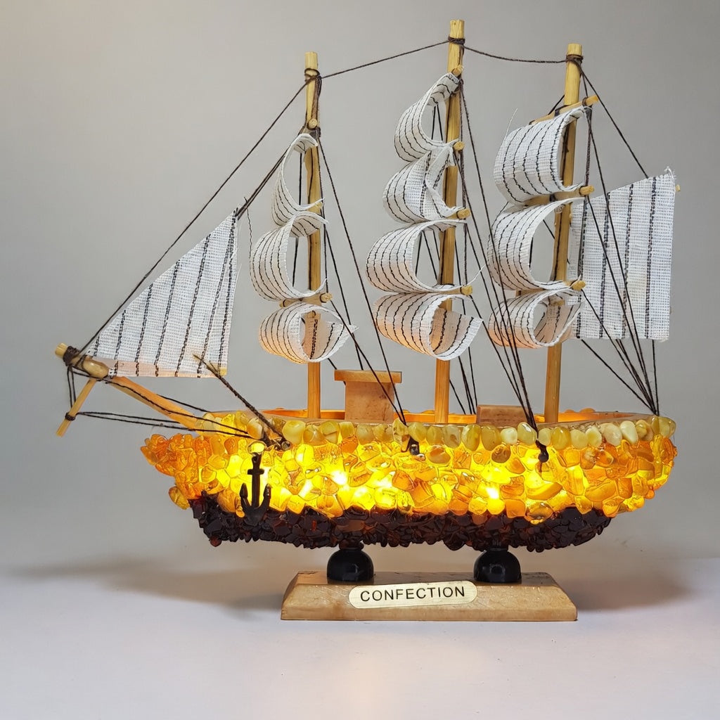 Bateau ambre Made in USA. Les artistes de KIZIMA fabriquent ce bateau ambre en bois à la main
