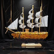 Bateau ambre Made in USA. Les artistes de KIZIMA fabriquent ce bateau ambre en bois à la main
