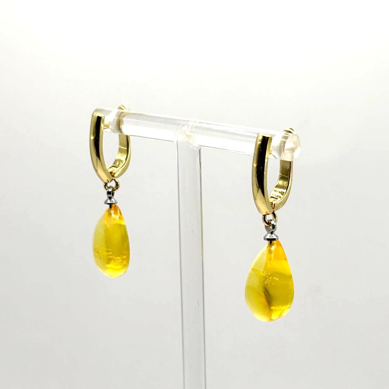 Boucles d'oreilles en or avec gouttes d'ambre de la Baltique véritable – Fabriquées à la main aux États-Unis – Cadeau léger et élégant pour elle – Bijoux KIZIMA