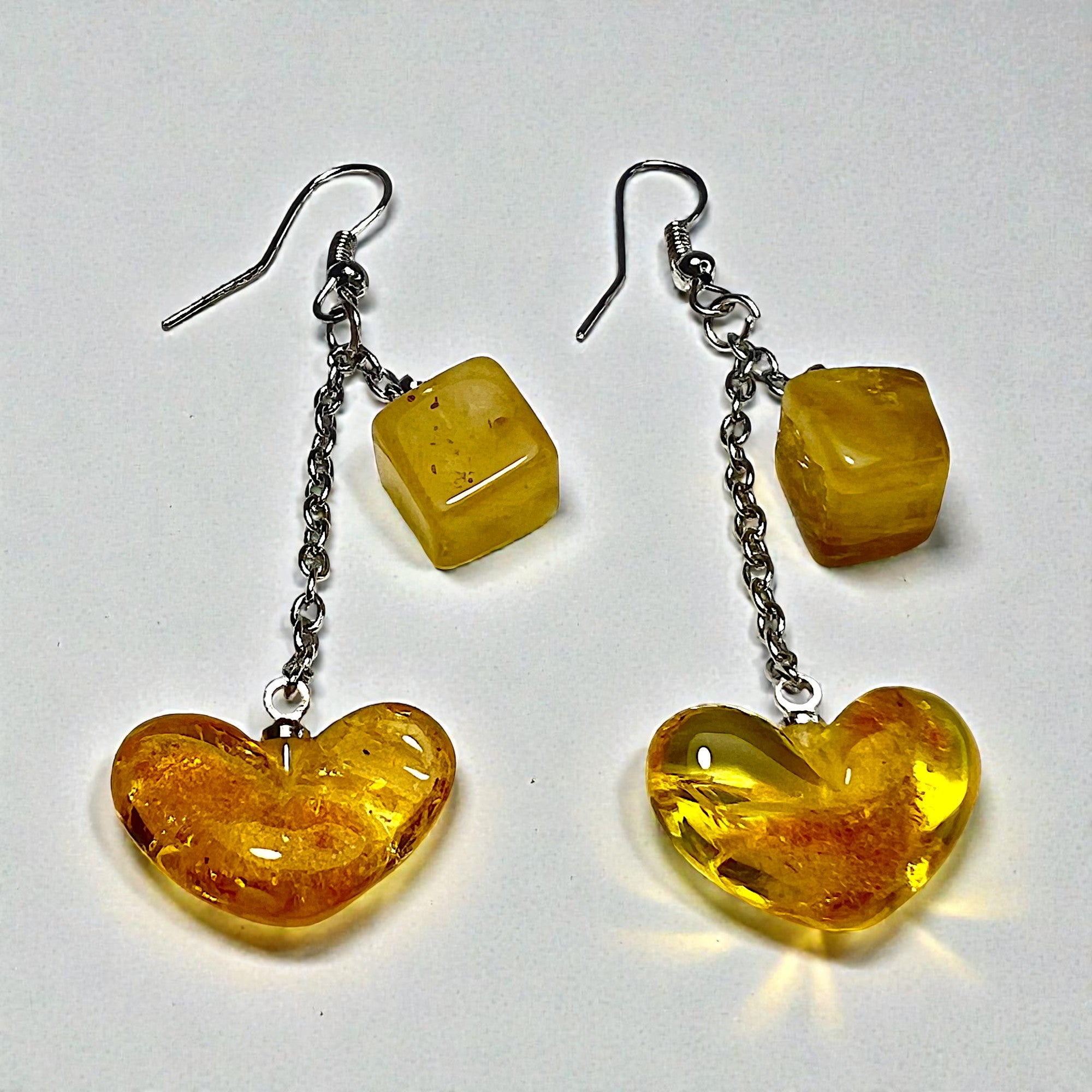 Boucles d'oreilles cœur en ambre par KIZIMA USA – Boucles d'oreilles pendantes en ambre de la Baltique naturel — Formes cube et cœur, taille diamant facettée, cadeau fait main pour elle