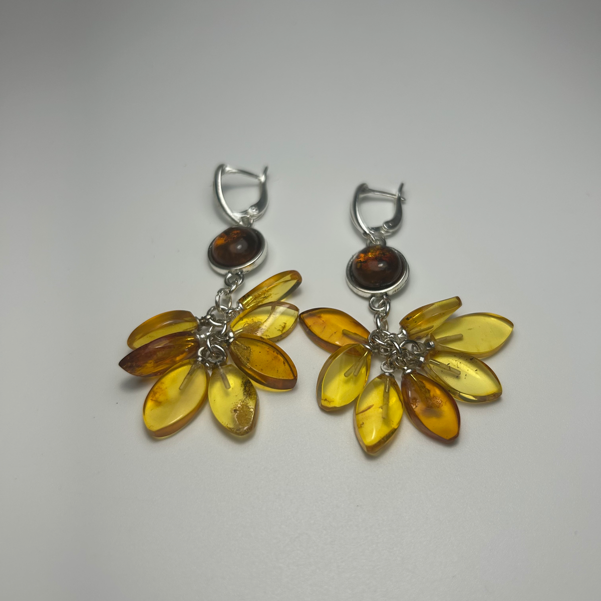 Original camera photograph of KIZIMA 5N0500mix amber jewelry on its real background