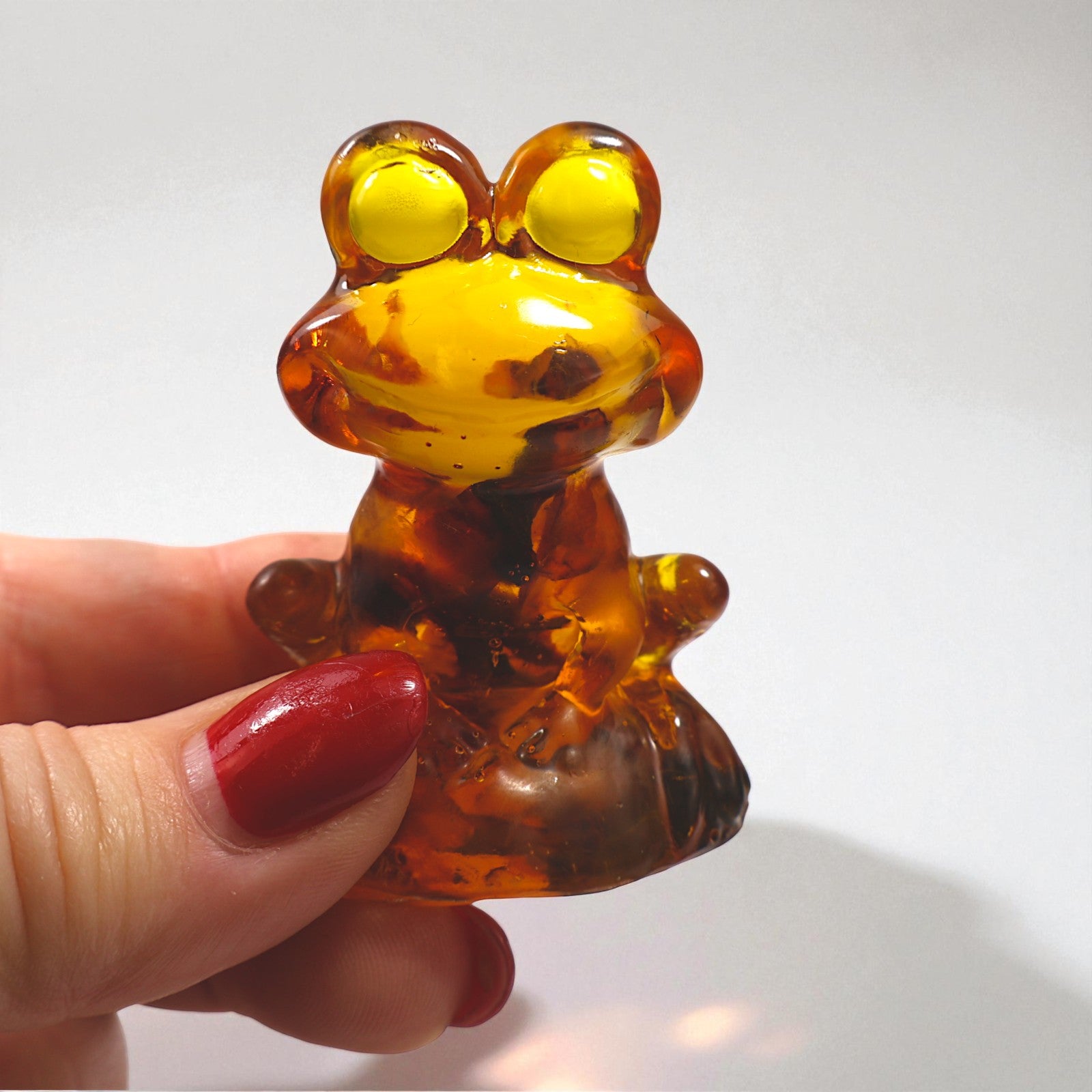 KIZIMA, figurine grenouille miniature en ambre de la Baltique, fabriquée à la main aux États-Unis | Cadeau porte-bonheur | Objet de collection miniature