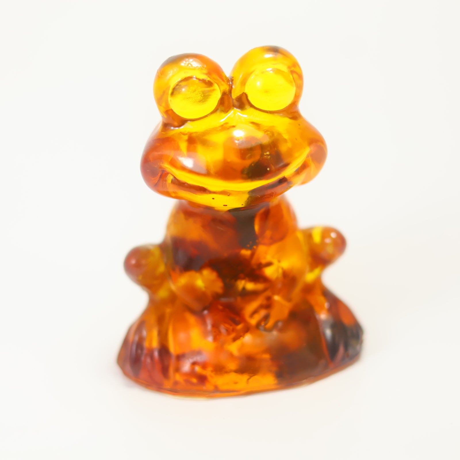 KIZIMA, figurine grenouille miniature en ambre de la Baltique, fabriquée à la main aux États-Unis | Cadeau porte-bonheur | Objet de collection miniature