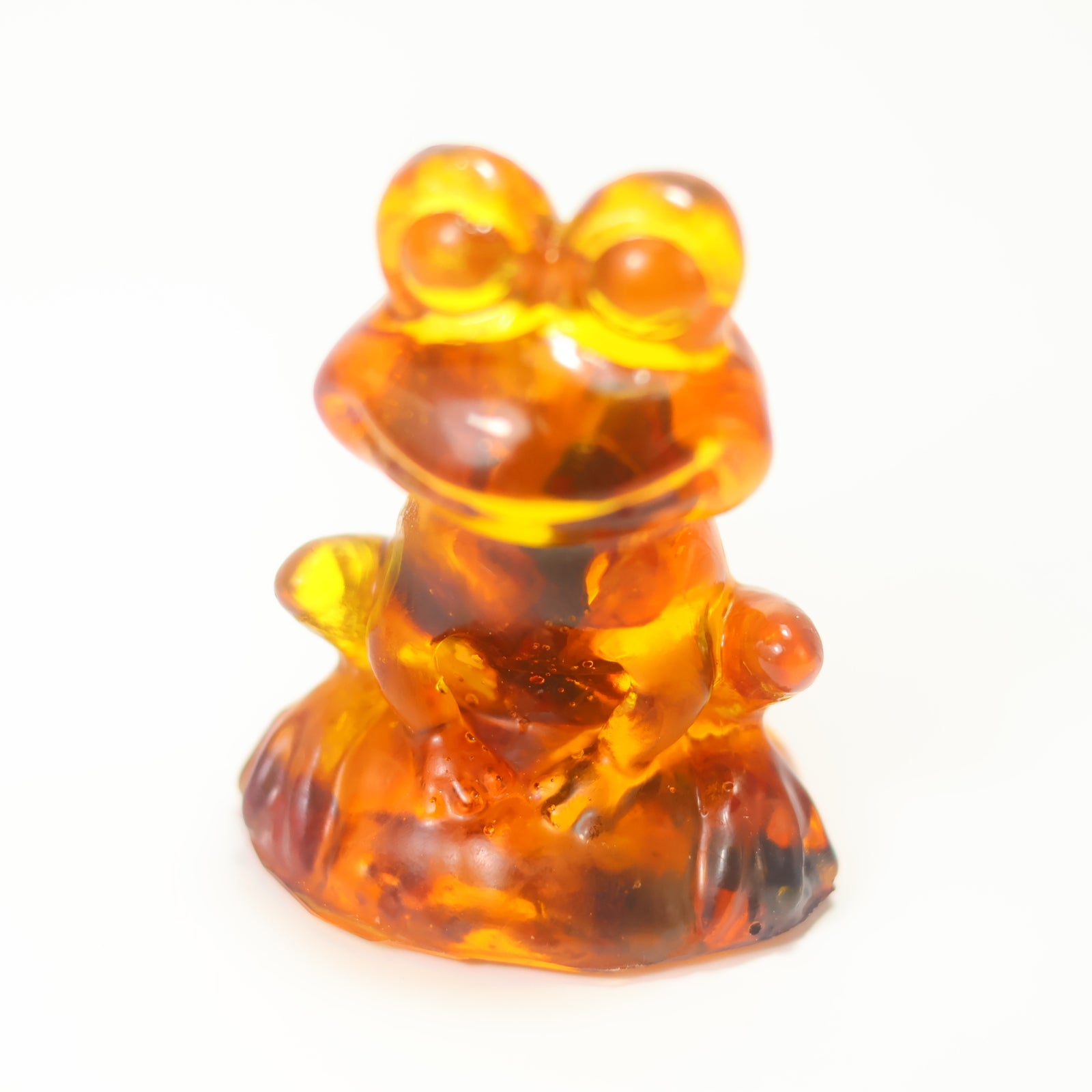 KIZIMA, figurine grenouille miniature en ambre de la Baltique, fabriquée à la main aux États-Unis | Cadeau porte-bonheur | Objet de collection miniature