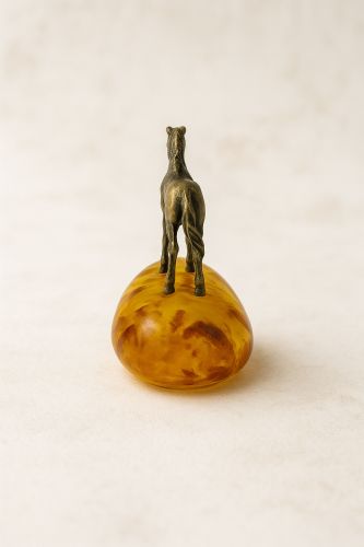 USA Handmade Brass Horse Figurine on Amber Base – KIZIMA