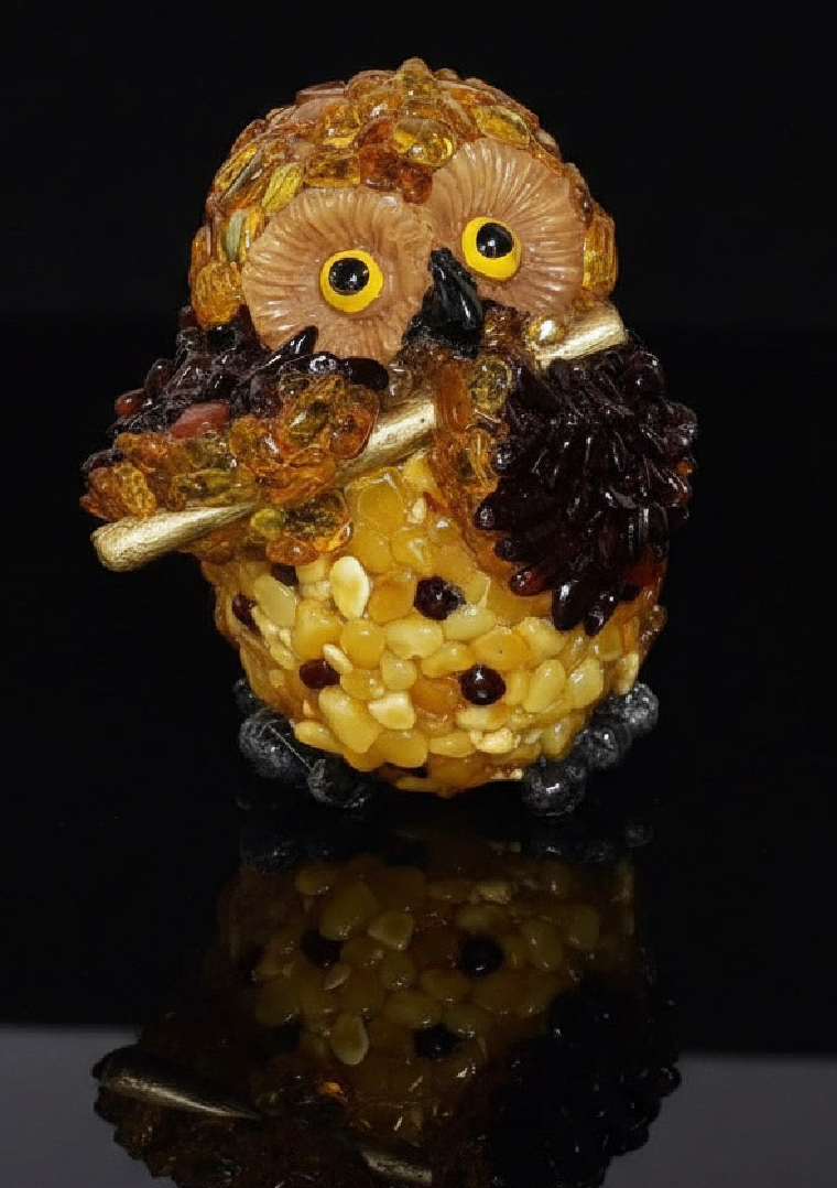 Sitting owl Baltic amber figurine by KIZIMA® — handmade in USA, detail view