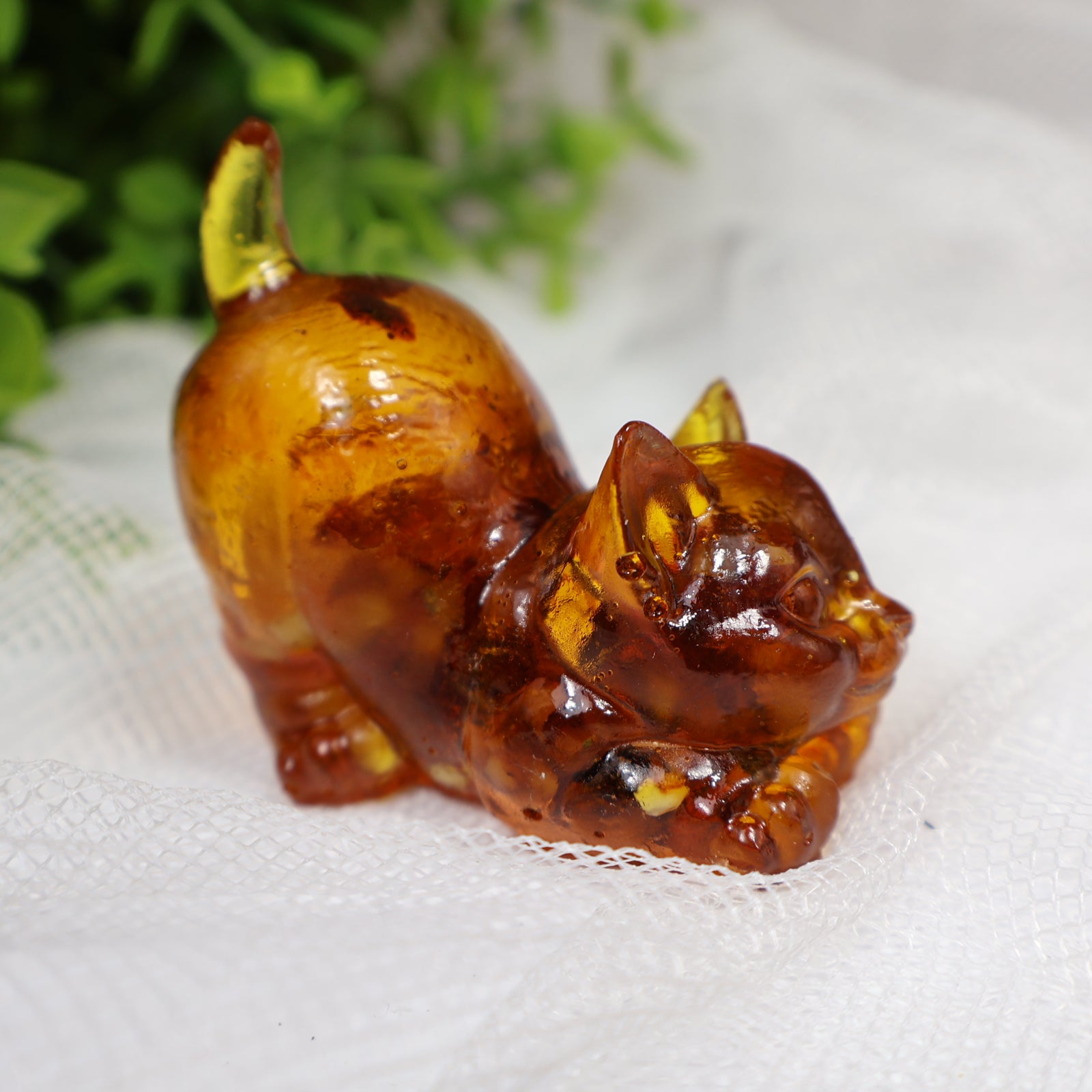 Figurine de chat faite à la main en ambre – Sculpture en ambre de la Baltique par KIZIMA USA | Cadeau unique pour collectionneurs | Sculpture décorative élégante pour la maison