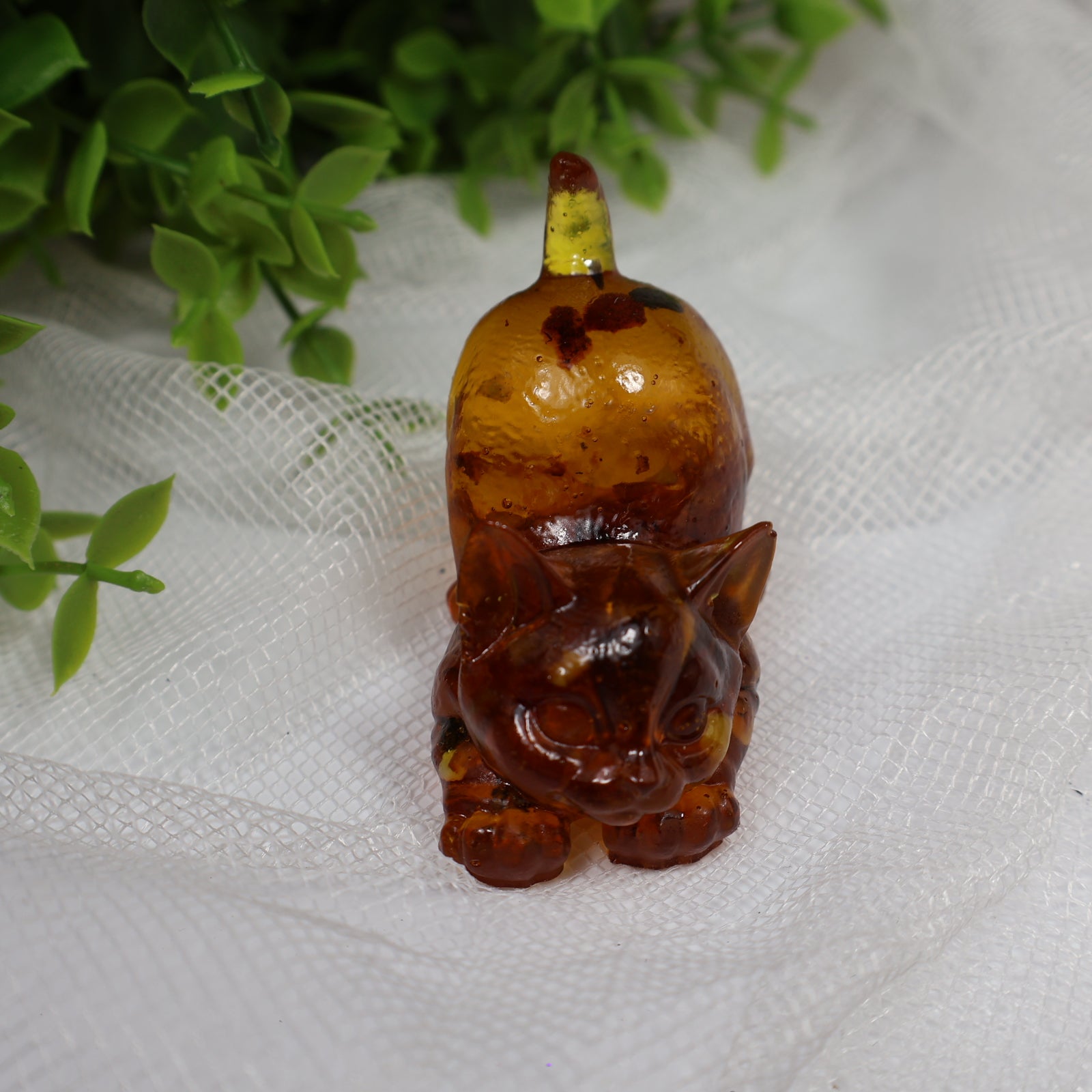Figurine de chat faite à la main en ambre – Sculpture en ambre de la Baltique par KIZIMA USA | Cadeau unique pour collectionneurs | Sculpture décorative élégante pour la maison
