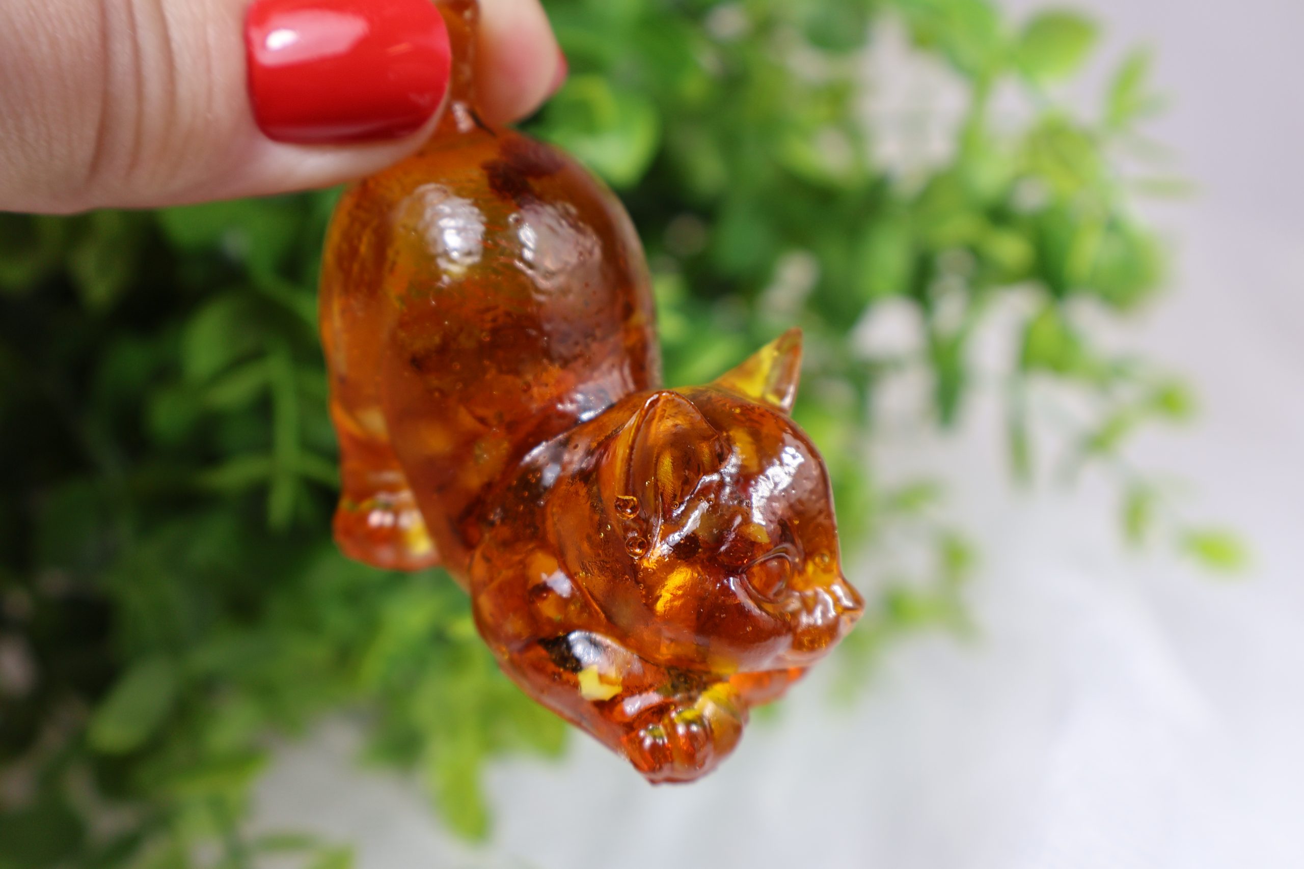 Figurine de chat faite à la main en ambre – Sculpture en ambre de la Baltique par KIZIMA USA | Cadeau unique pour collectionneurs | Sculpture décorative élégante pour la maison