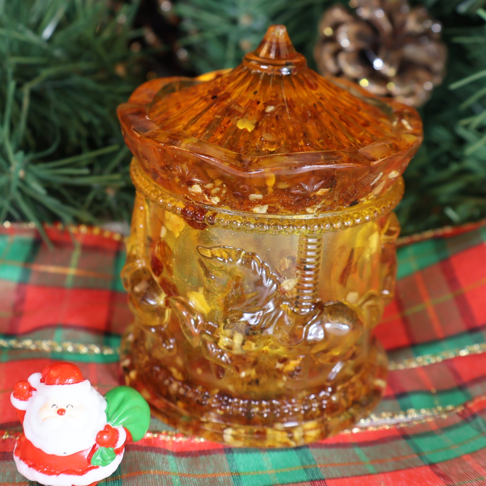 Handmade Baltic amber horse box by KIZIMA® USA — natural amber gift, close-up