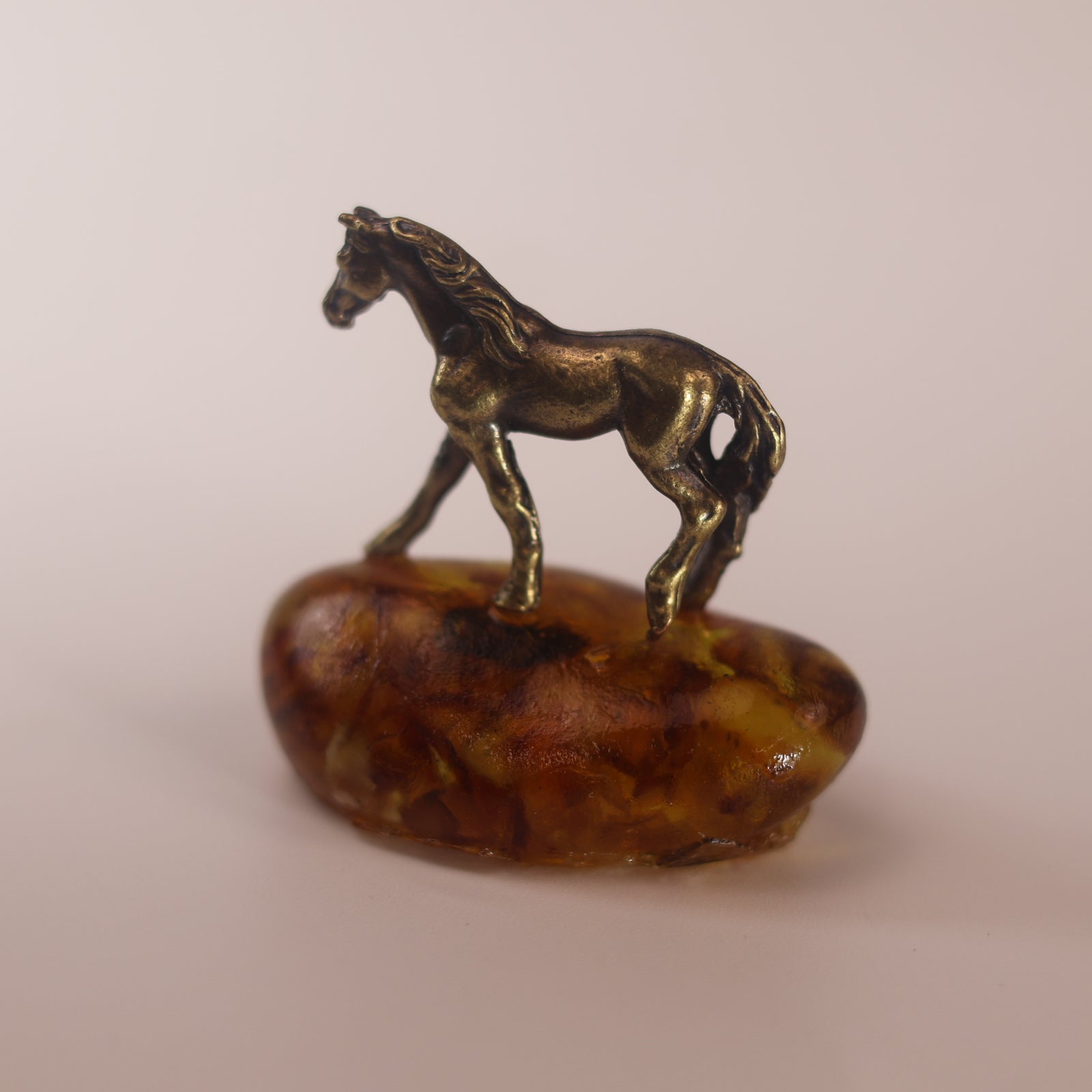 USA Handmade Brass Horse Figurine on Amber Base – KIZIMA