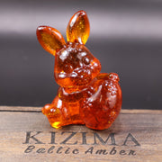 Lapin ambré tenant un œuf