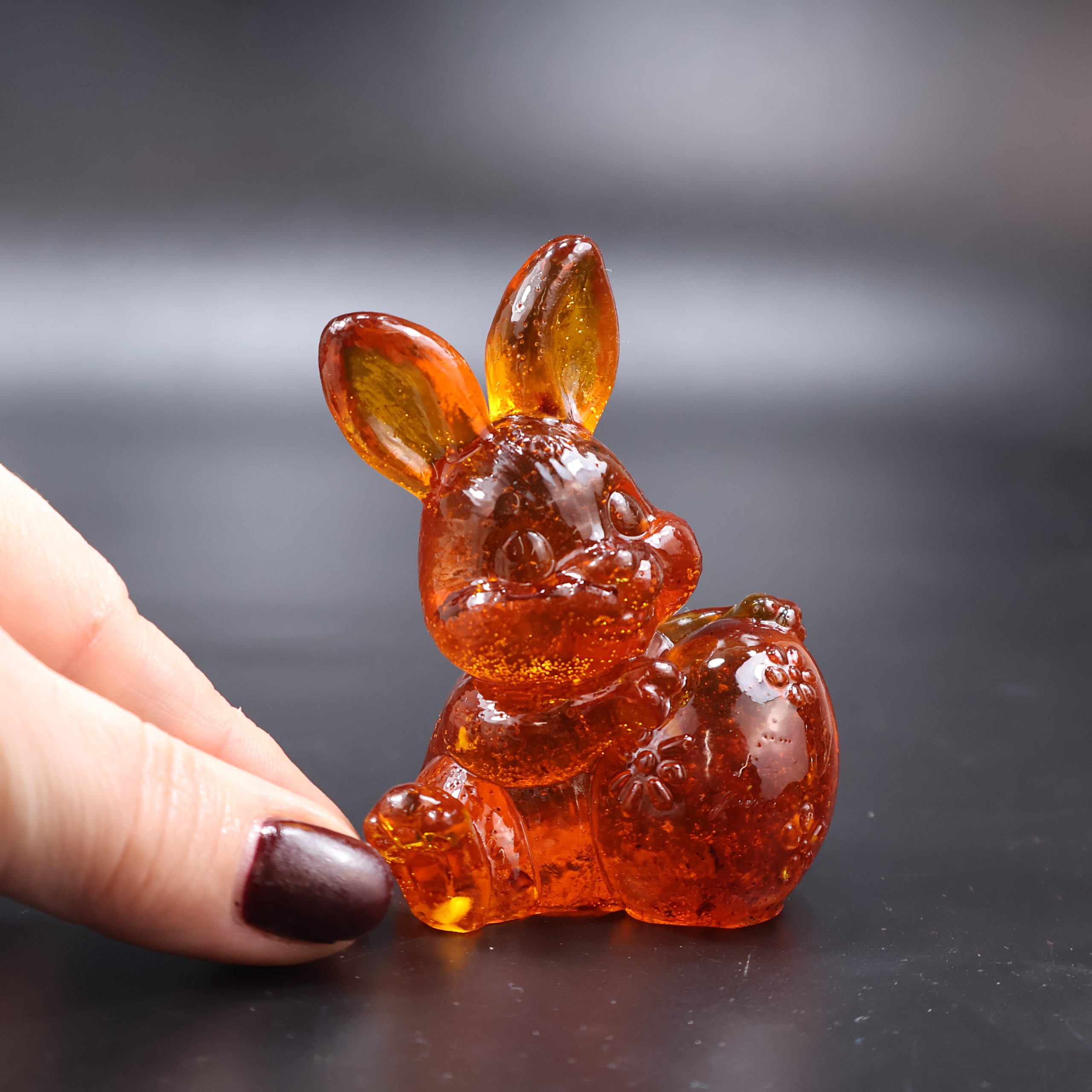 Lapin ambré tenant un œuf