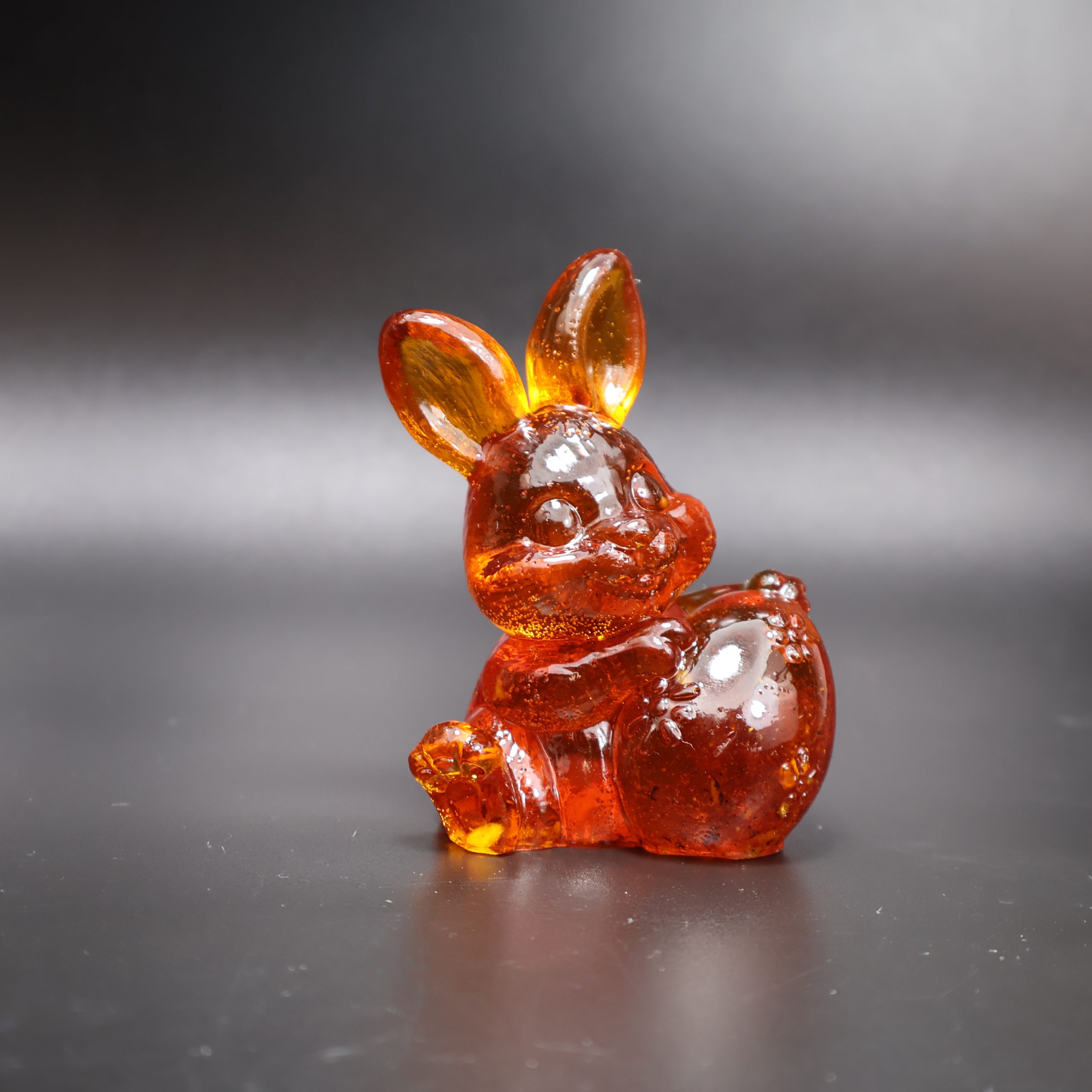 Lapin ambré tenant un œuf
