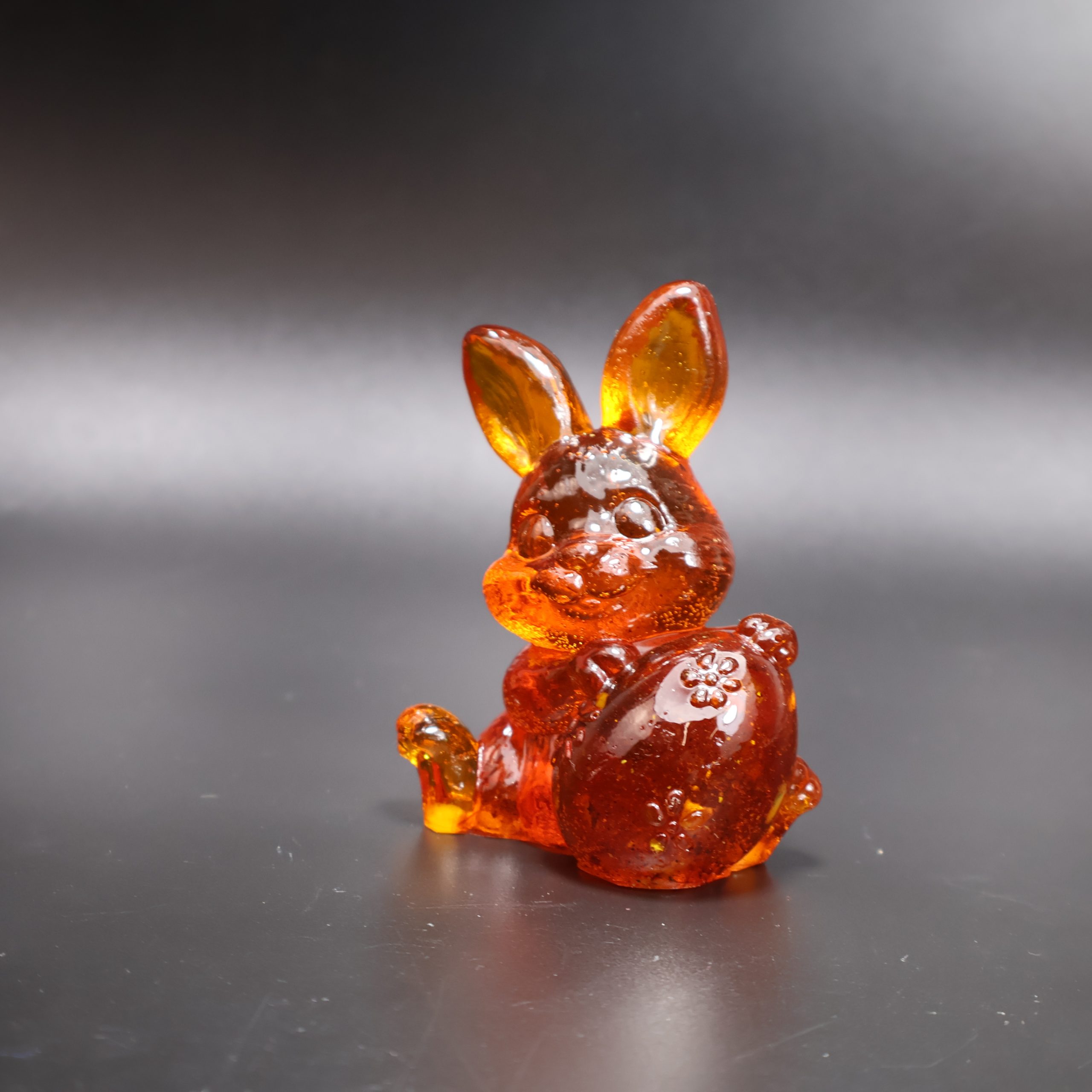Lapin ambré tenant un œuf
