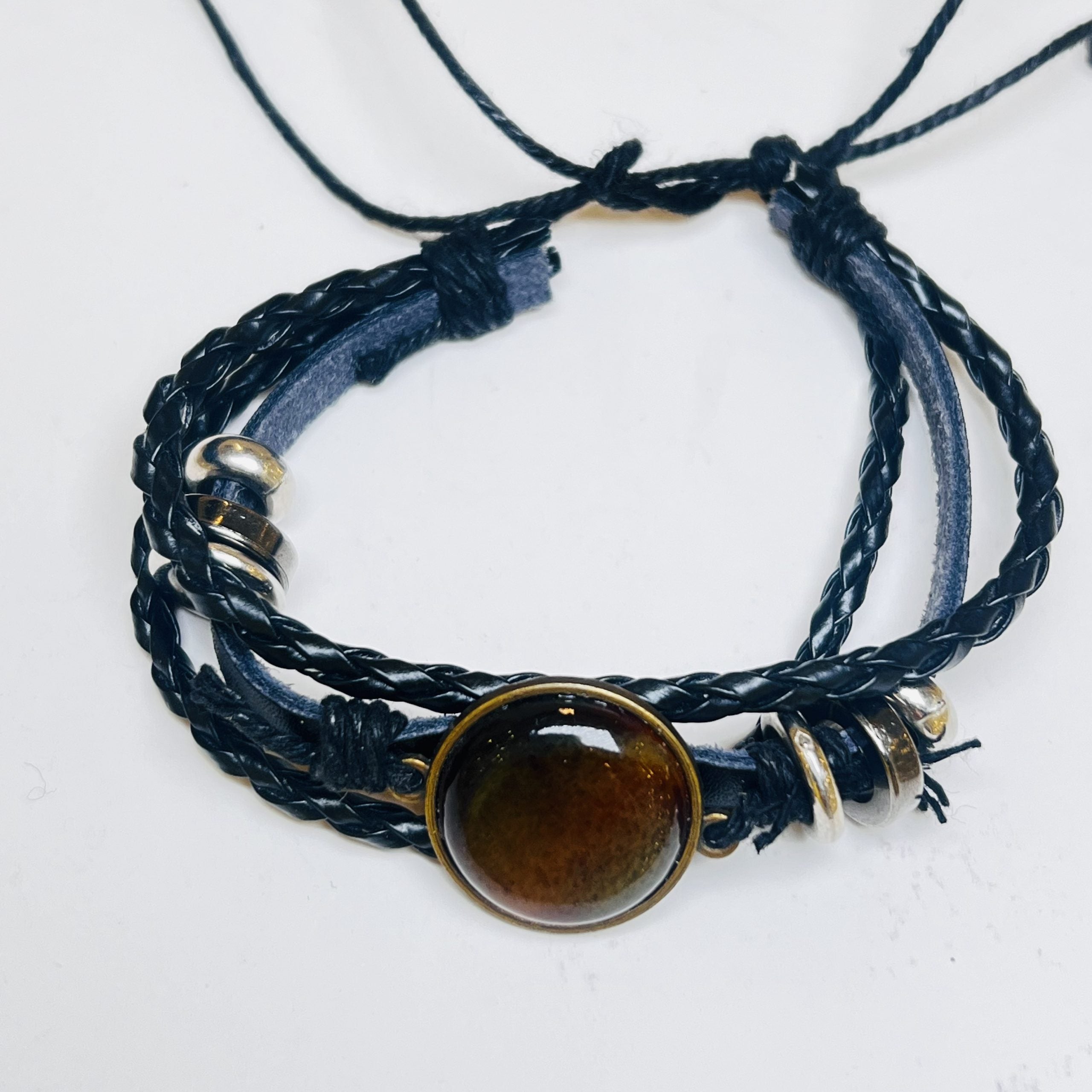 Браслет ручной работы для мужчин, изготовленный в США из натурального янтаря на кожаной основе. KIZIMA