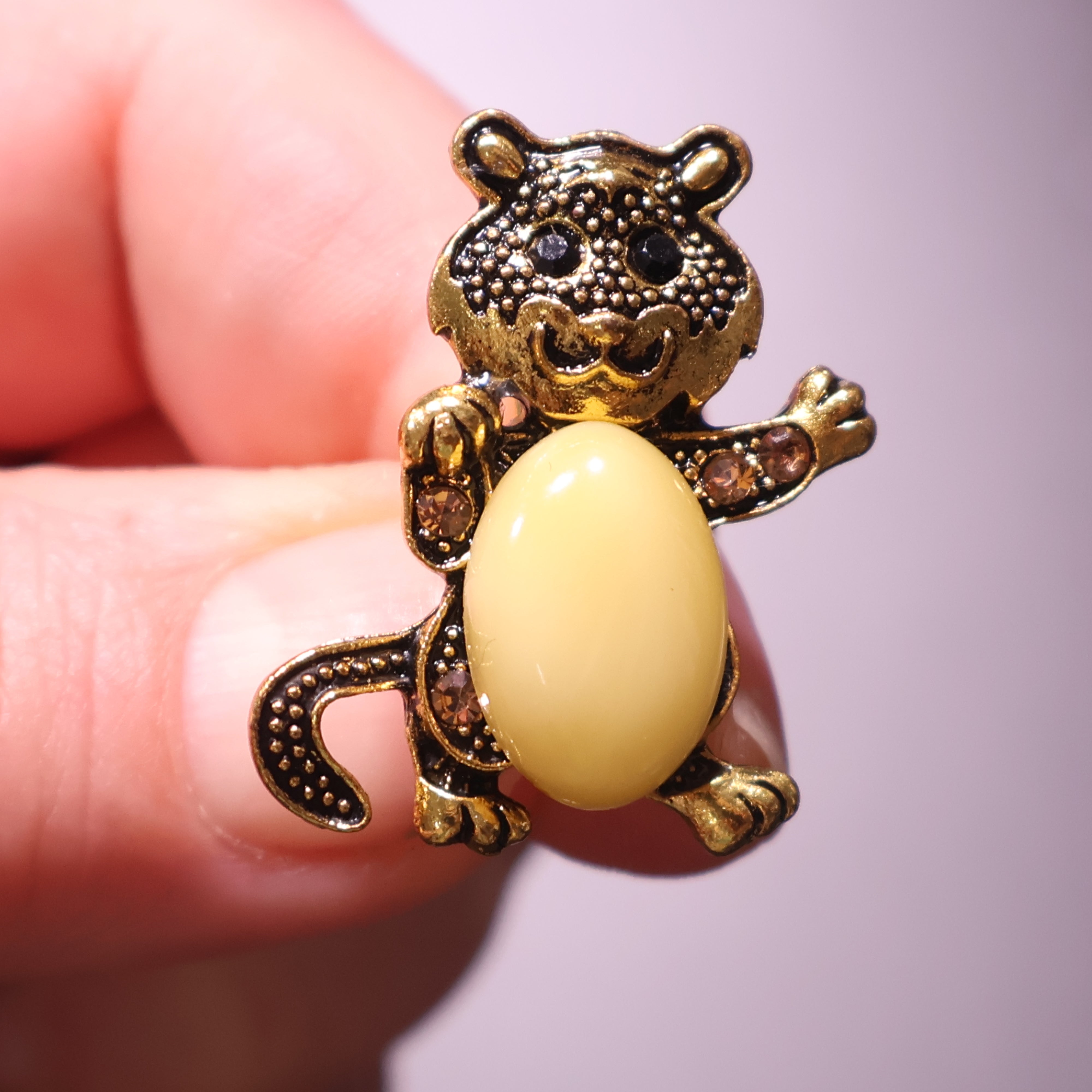 Made in USA Genuine Natural Baltic Amber Cat Brooch, Tail Down KIZIMA®