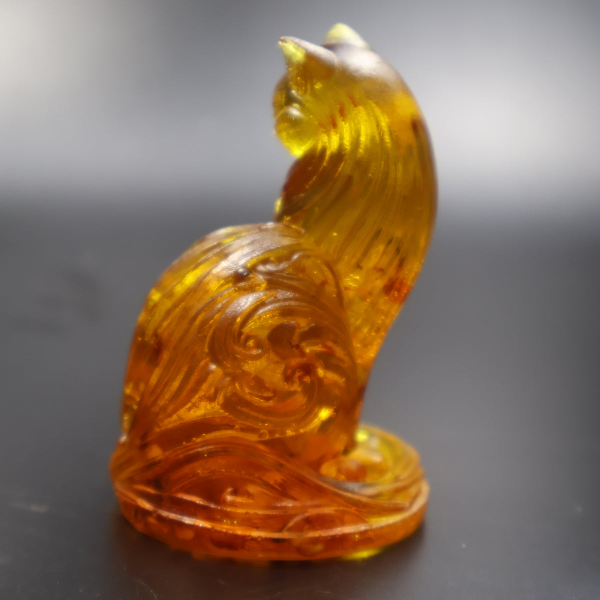 Natural Baltic amber elegant cat figurine three-quarter view, KIZIMA Brooklyn
