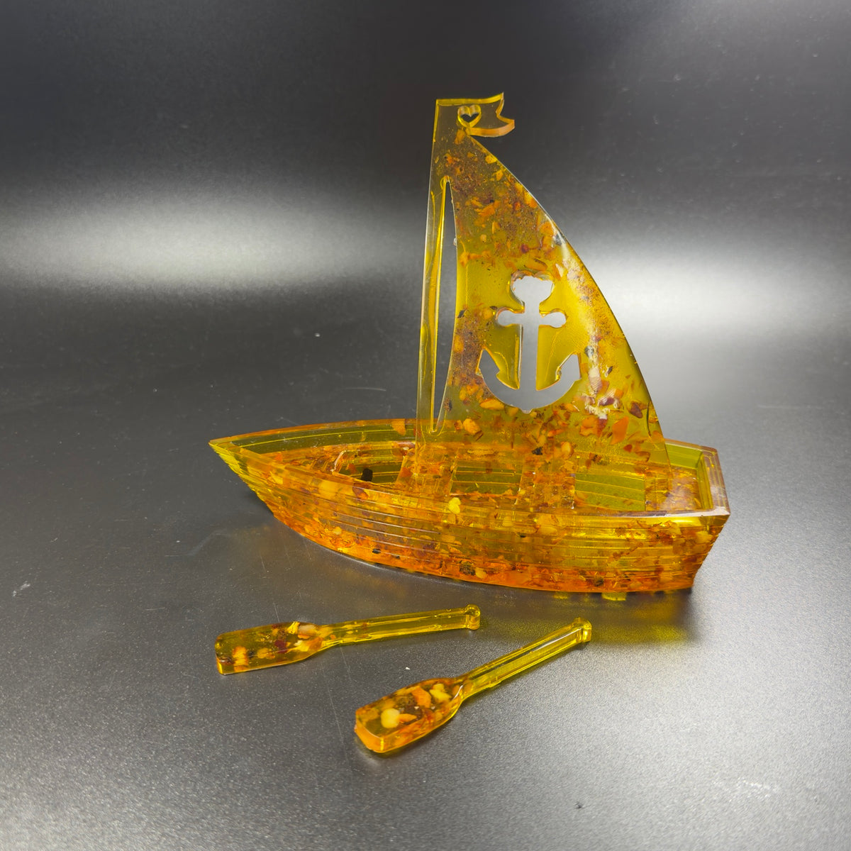 KIZIMA Baltic amber sailboat with anchor sail design and two oars, 15 cm high and 17 cm long