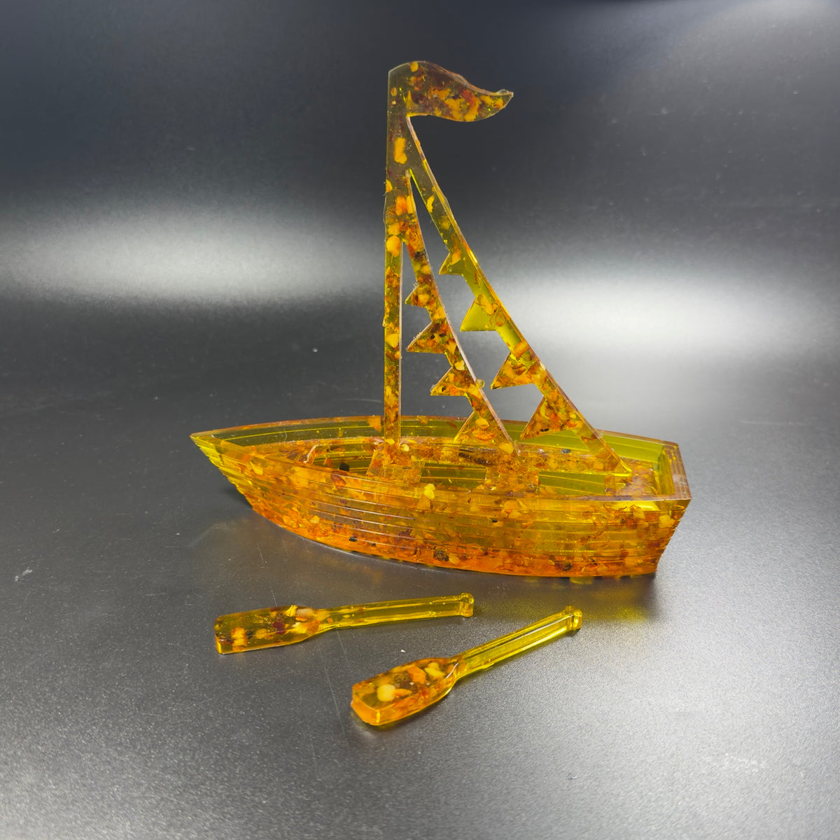 KIZIMA Baltic amber sailboat with pennant flags sail design and two oars, 15 cm high and 17 cm long
