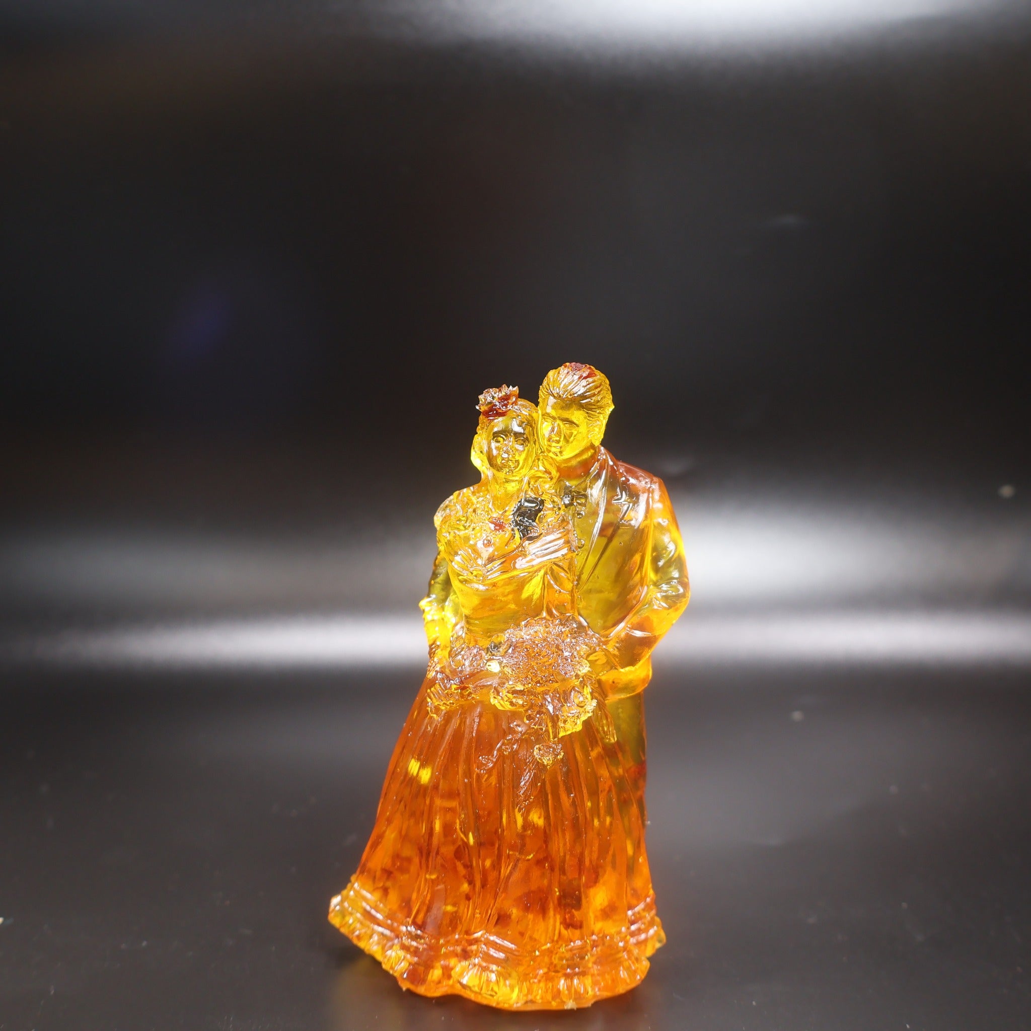 KIZIMA Baltic amber couple figurine, collectible amber home decoration close-up