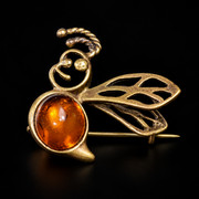 KIZIMA Baltic amber bee brooch 20-313Q4-3-3-1, premium black studio photograph