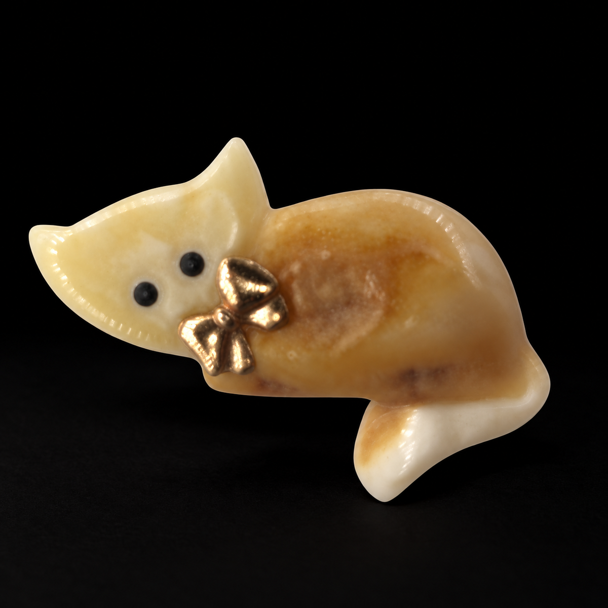 KIZIMA amber brooch 20S1245q4.15, on a black background.