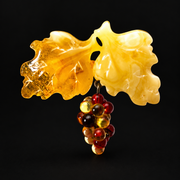 KIZIMA amber brooch 20S1650q5.50, on a black background.